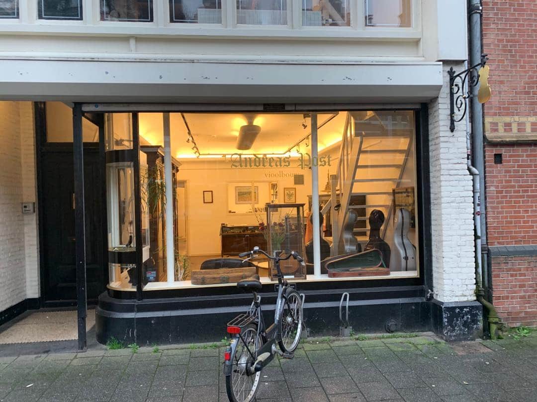 デイヴィッド・ギャレットさんのインスタグラム写真 - (デイヴィッド・ギャレットInstagram)「Welcome to Amsterdam 😉 #amsterdam #luthier #davidgarrett」2月21日 1時20分 - davidgarrettinsta