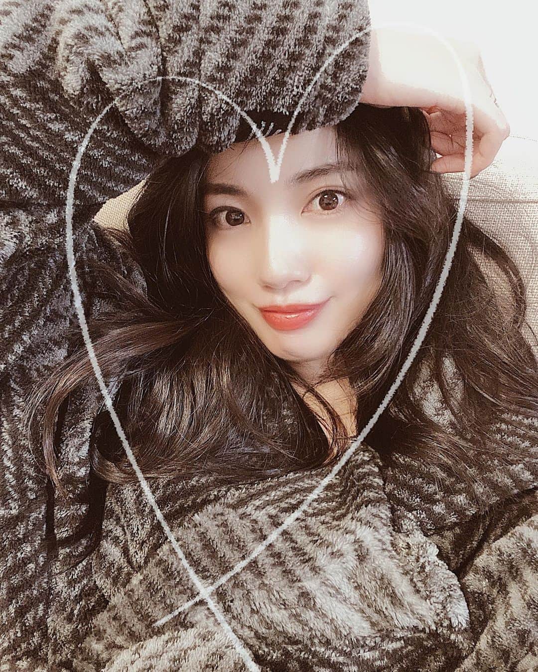 吉田愛璃のインスタグラム：「. . 今年の冬はエアコン無理すぎて... 友達も使ってる子多いしオススメしてたから 私も買って愛用中〜🤍 めちゃめちゃ暖かい！部屋着の上から羽織って暖房いらず👌Mにしたから全身包まれる🤍しかも安い！買ってよかたアイテム🙆‍♀️ #lowya #groony #着る毛布」