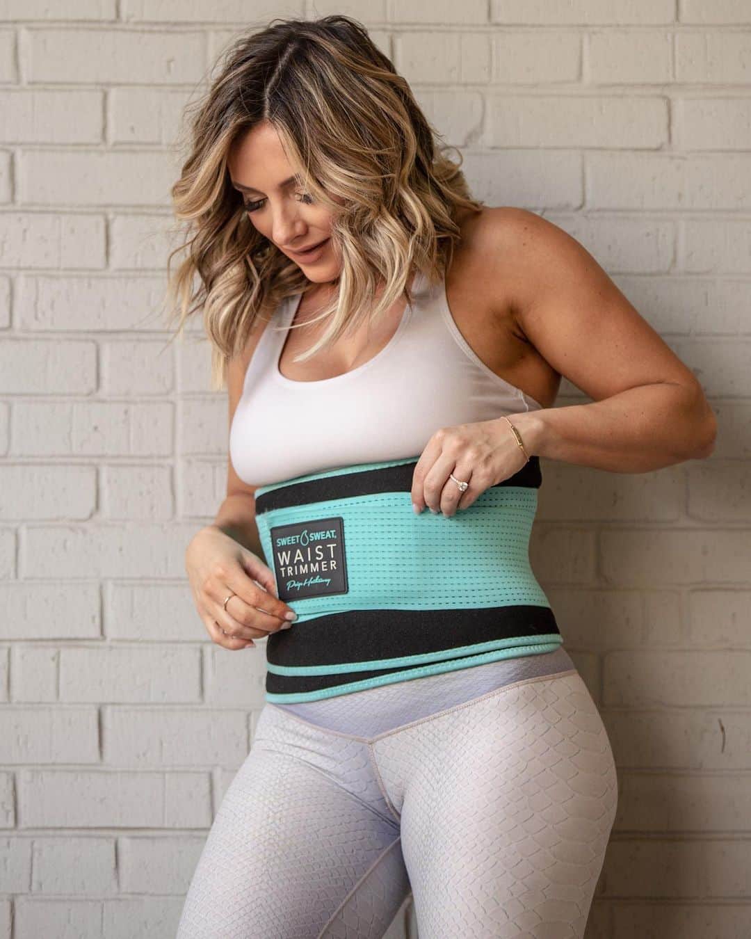 Paige Hathawayさんのインスタグラム写真 - (Paige HathawayInstagram)「🤍 GIVEAWAY TIME 🤍 I haven’t done a giveaway in awhile so I’ve decided I’m choosing 2 LUCKY WINNERS TO WIN MY LIMITED EDITION SWEET SWEAT WAIST TRIMMERS! . HOW TO ENTER: 1️⃣ Follow @sweetsweat  2️⃣ Like this post  3️⃣ Tag a friend in the comments below.👇🏽 (The more people you tag the higher chance of winning!) . WINNERS HAVE BEEN ANNOUNCED: @anr0d_  @chwisharriger @courtney.jane27 @ainesey86  #PaigeHathaway #SweetSweat #Giveaway」2月21日 2時02分 - paigehathaway