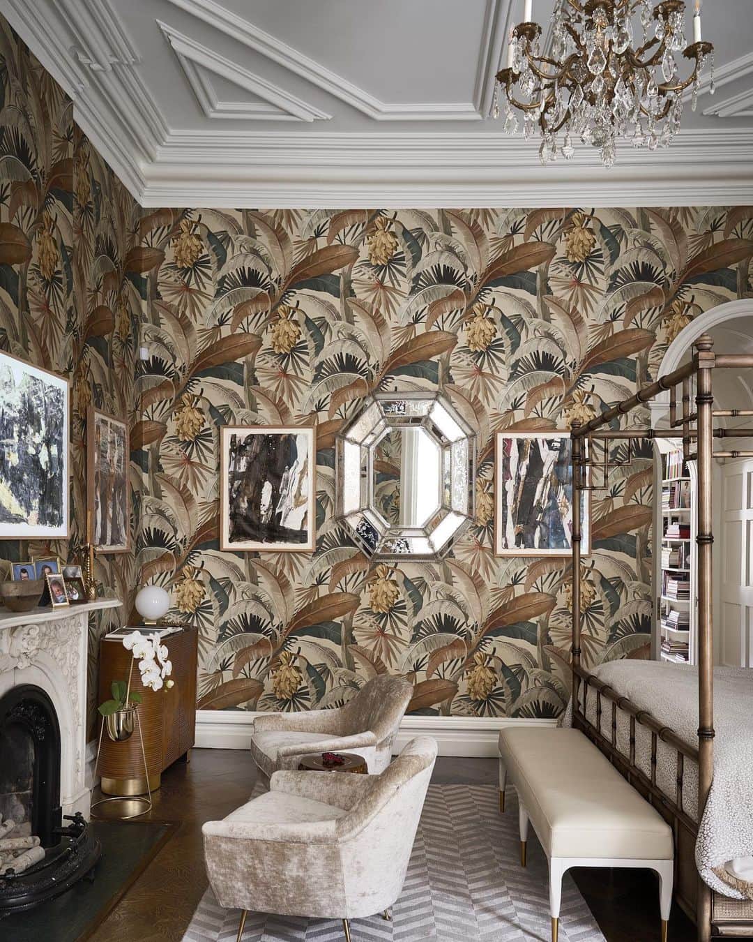 ELLE DECORさんのインスタグラム写真 - (ELLE DECORInstagram)「From a dark and dramatic entry to a powder room featuring a striking floral wall covering, every inch of power couple @bazluhrmann and @catherinemartindesigns' New York townhome showcases their theatrical sensibilities. In their luxurious master bedroom, the vintage chairs, @traceyboyd1 bench, and a @cb2 console are offset by an antique French mirror and art by Anthony White. Click the link in our bio for the full home tour. Photo by James Merrell, from the ED archive.」2月21日 2時02分 - elledecor