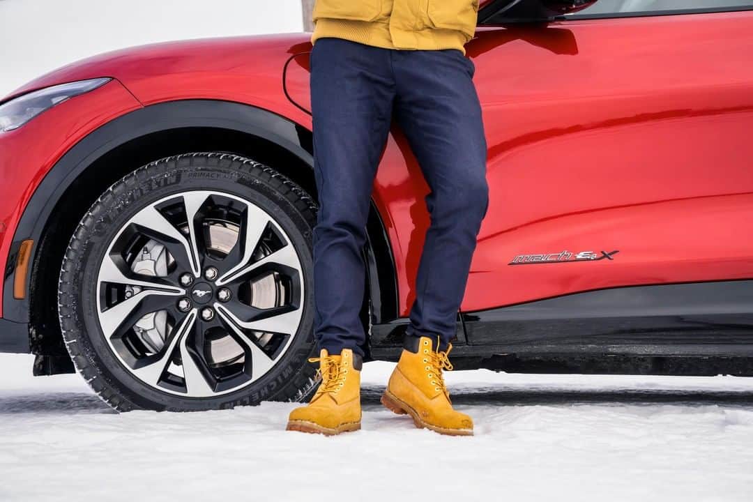 Fordさんのインスタグラム写真 - (FordInstagram)「From sun to snow, you’re good to go. ∙ Available electric all-wheel drive delivers top-notch handling and capability. Front and rear motors deliver power to individual wheels, to help you take on the roads – and elements – ahead. ∙ *Pre-production model shown. ∙ #Ford #MustangMachE #FordMustang」2月21日 2時00分 - ford