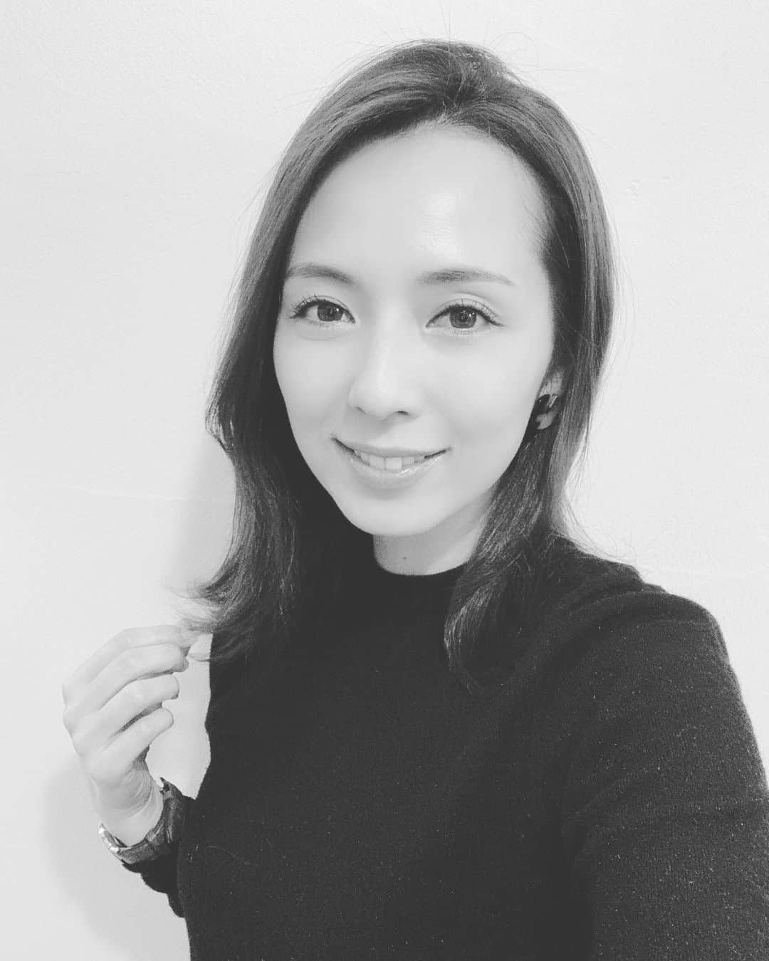 若林翔子のインスタグラム：「* * 今日取材先でお会いした方に 「セロさんに似てますよね？」って10年ぶりくらいに言われた😂 なつかしーーー🤣🤣🤣 白黒にしたらなんとなーーーーく似てるかも⁇笑 * * #セロさん #昔よく言われてた #あと　#河合我聞さん #基本男性多し #宮城 #仙台　 #ミヤギテレビ　#タレント　#レポーター #モデル　#ナレーター　#若林翔子」