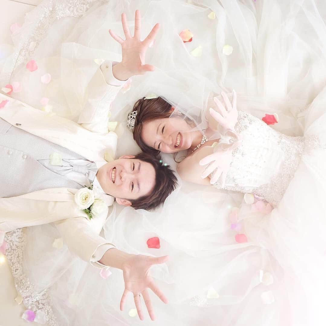 Photopla+（ フォトプラ ）さんのインスタグラム写真 - (Photopla+（ フォトプラ ）Instagram)「@photopla_weddingをフォローして、 『#フォトプラ花嫁』『#フォトプラ』の タグをつけて写真をUPしてみて･ﾟ｡ . —————————— . 花嫁さまのドレスを広げて その上にお二人で寝転びショット♡ フラワーシャワーをふわっと散りばめて おしゃれで可愛らしいお写真に 仕上がりました＊* . スタジオ名：#スタジオファミリア博多 ＞＞＞ 『写真だけは残したい』方へ＊* Webから撮影予約できます⚐ @photopla_wedding . ——————————. . オシャレでイマドキな ウェディングフォト発信中♥ . 『#フォトプラ花嫁』『#フォトプラ』の タグをつけて写真をUPしてみて･ﾟ｡ フォトプラのIGでリグラムされるかも♪♪ . #結婚式 #結婚式準備 #プレ花嫁 #卒花 #前撮り #ロケフォト #日本中のプレ花嫁さんと繋がりたい #プラコレ#ウェディングニュース #ベストアニバーサリー #wedding  #2020夏婚  #2020冬婚　#2020春婚 #ウェディングレポ #婚約 #婚約中 #ロケーションフォト #photopla #ウエディングフォト #フォトウェディング　 #寝転びショット #フラワーシャワー #ホワイトタキシード」2月20日 17時06分 - photopla_wedding