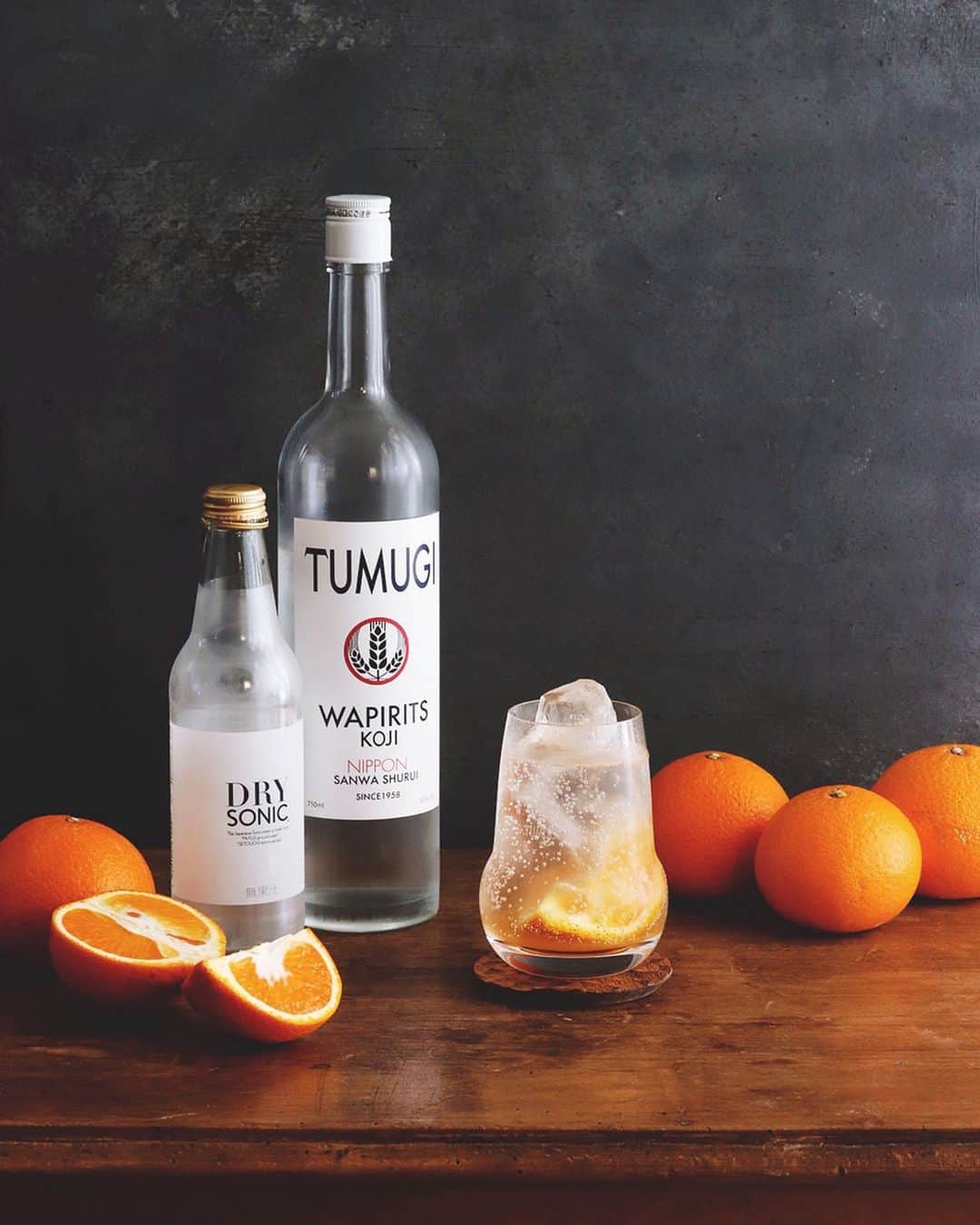 のインスタグラム：「Kanoshizuku KOJI SOUR . TUMUGIの２月のレシピは、 福岡産の「果のしずく」の 果汁をたっぷり絞り入れる とても爽やかな香り甘さの おいしいサワーになります。 レシピなどは公式サイトで。 👉 @wapirits.tumugi . . #TUMUGI #wapiritsTUMUGI #wapirits #Kojisour #Kanoshizuku #果のしずく #麹 #三和酒類 #ミクソロジー #スピリッツ #和ピリッツ #カクテル #クラフトカクテル #大分 #宇佐 #Mixologyart #madeinjapan #mixology #cocktail #mixologyst #madeincocktails #craftcocktails」
