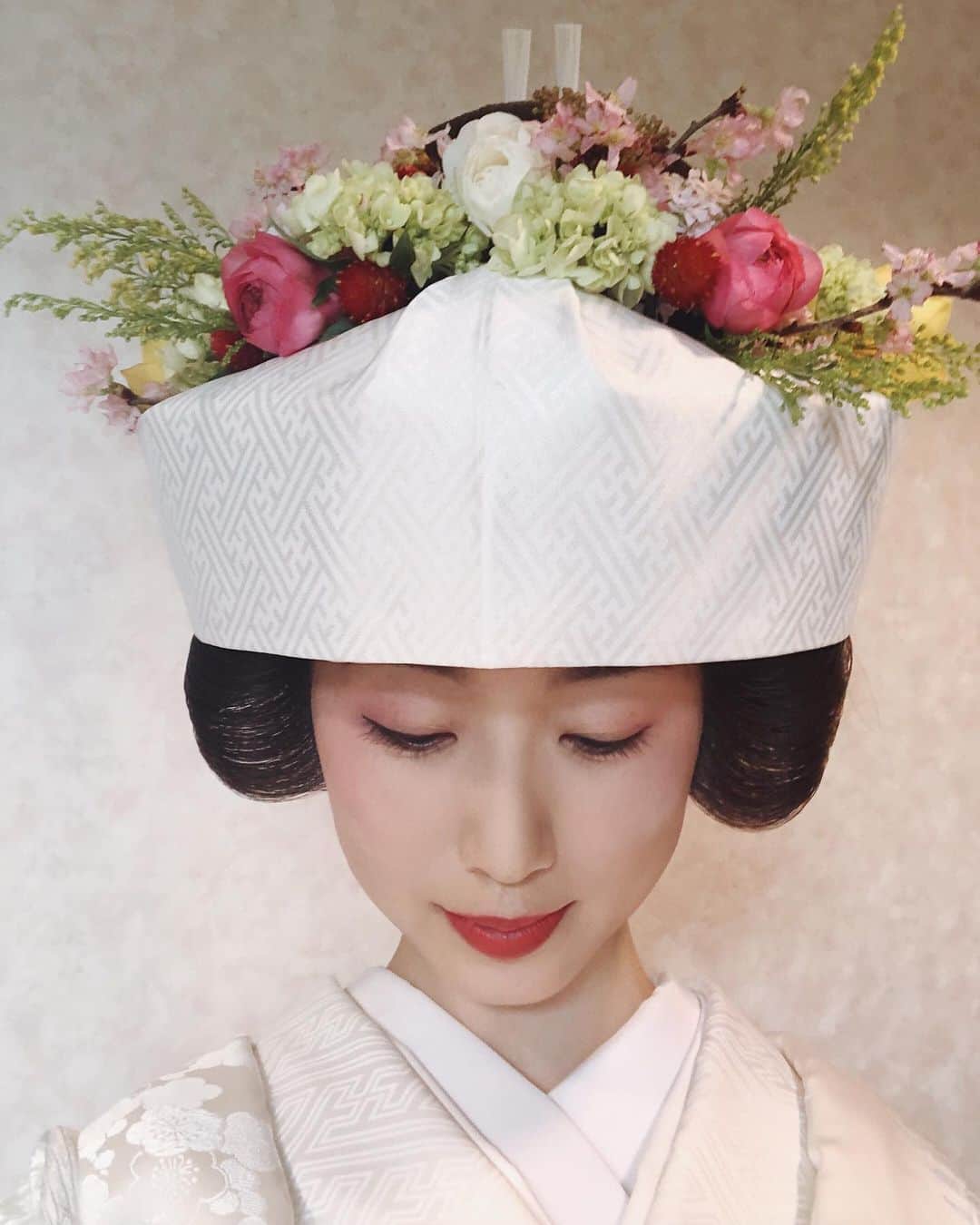 のインスタグラム：「. . まさに、 #花嫁 様。 . #はなよめ#鬘花嫁#花嫁鬘#bridal#bridalfair#ブライダルフェア#wedding#japanesewedding#和婚をもっと盛り上げたい#角隠し . . #花角隠し と言うそうで。 お客様も、大注目な華やか仕上がりでした＾＾💐 . とーっても、とーっても、 可愛すぎる😩♡ . 正統派も大好きでシャンとするけれど、 こういう遊び心も、大好き中の大好き。 . お世話になった皆様、ありがとうございます😊♡ . #model#fashionmodel#모델#和装モデル#webモデル#関西モデル#フリーランス#freelance#福井千佳#chika_fukui#インフルエンサー#beauty#followme#style#おしゃれさんと繋がりたい#selfie#picoftheday#chika_work」