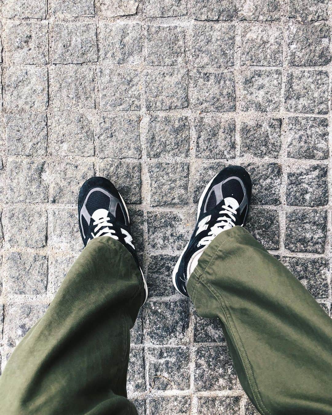 yukiのインスタグラム：「ㅤㅤㅤㅤㅤㅤㅤㅤㅤㅤㅤㅤㅤ 今日は #m990bk2 と #ciota v2は若干かかとが高めな感じで 面構えはシュッとしてる。 blackだけどネイビーにも見える。 CIOTAは履き心地に毎度癒され、 シルエットは太すぎず、細すぎず。 革靴にもスニーカーにもいけるので登板回数も多め。 楽したい時にもそうでない時にも、 とにかくついつい手にとってしまうパンツ。 今はロールアップせずに少し溜めて履くのが好き。」