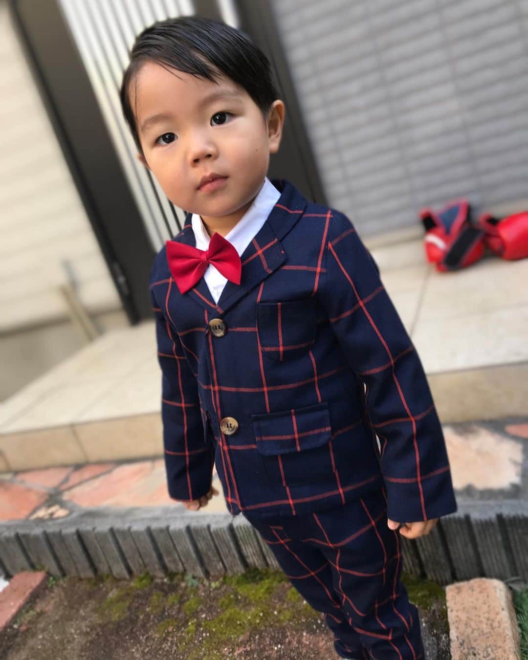 渡部太基のインスタグラム：「. #わたべんちのれおうくん も#beforeafter 👦👶 . 今日の蓮旺3歳3ヶ月→入園式の蓮旺1歳5ヶ月 こう見ると大きくなったな〜😂 まだまだ赤ちゃんだけど🤫 #今日は保育園で写真撮影だったらしい #スーツがジャストサイズになってた　 #後ろに俺のグローブ🥊　 #干してます 笑 #1歳で震災刈り #懐かしい」