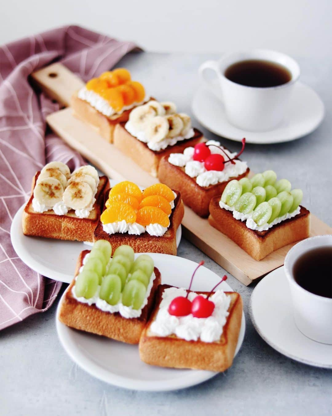 utoshさんのインスタグラム写真 - (utoshInstagram)「Sugar butter toast with Cream & fruits. 生クリームフルーツのせ シュガーバタートースト。 のせたのはチェリー、 みかん、白ぶどう、バナナの4種。 たっぷりの生クリームと、 バターシュガートーストが甘さたっぷりだけど フルーツの酸味でおいしく食べられる。 こういうの久しぶりに作ったけど、 何度も食べたくなる、定番の味。 紅茶、コーヒーなんにでも合う。 . . @ellegourmetjp #フーディーズクラブ #ellegourmet #スイーツ #レトロスイーツ . #ellegourmet#lunch#brunch#breakfast#foodporn#instagramjapan#vsco#IGersJP#onthetable#ランチ#おうちカフェ#うちごはん#暮らし#フーディーテーブル #cooking #おうちごはん#朝ごはん#japanesebreakfast」2月20日 17時23分 - utosh