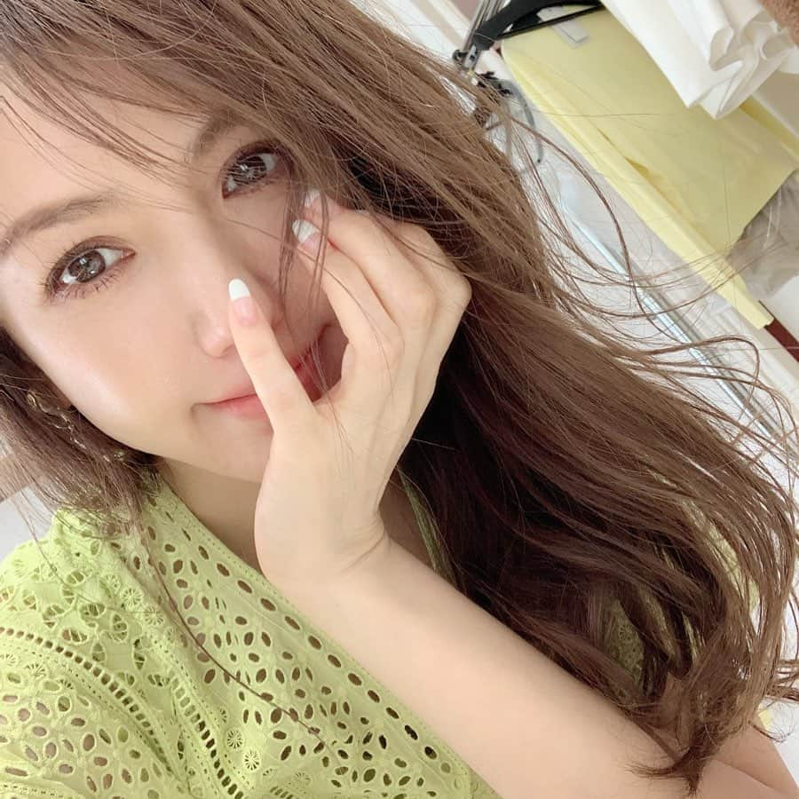 美香さんのインスタグラム写真 - (美香Instagram)「今日は @story_love40 5月号の撮影でした💚💚💚 @celford_official の新作。 全部オーダーしたいくらいとっても可愛かったです！ 我慢して一着だけオーダー💚 早く着たいなぁ☺️ #storymagazin  #celford」2月20日 17時24分 - mikaofficial99