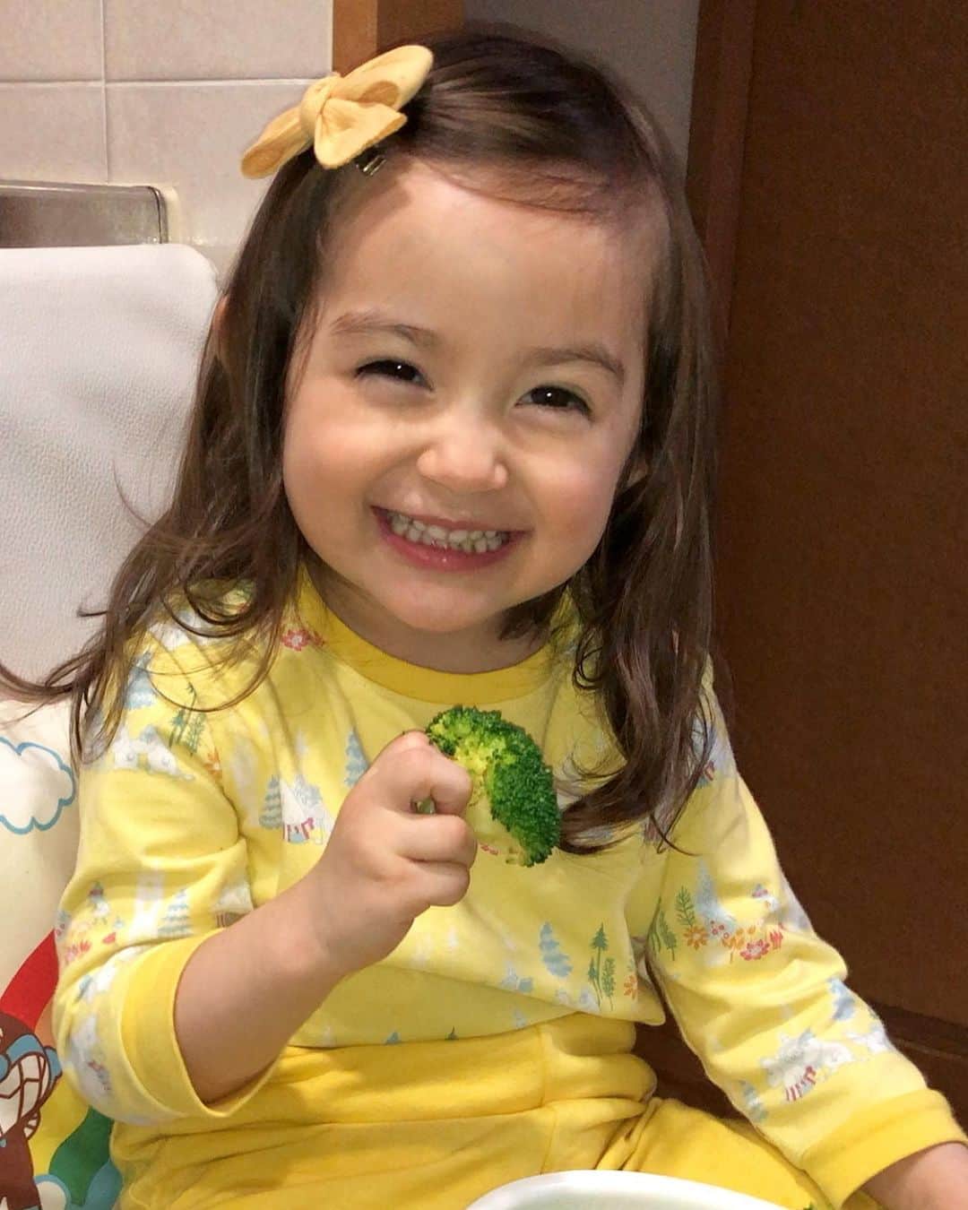 のインスタグラム：「ダディのお弁当用にブロッコリーを茹でていたら、お風呂上がりの瑠花るか丸に見つかってしまいました🥦 茹で上がるまでずっと椅子に座って監視&待機😂 例のごとくザルごと受け取り、ニッコリ満足気でした💖 No broccoli, no life! #broccoli#yummy#delicious#favorite#vegetables#love#happy#kid#smile#野菜#ブロッコリー#子供#育児#子育て#親バカ部#ベビフル#ママリ#コドモノ」