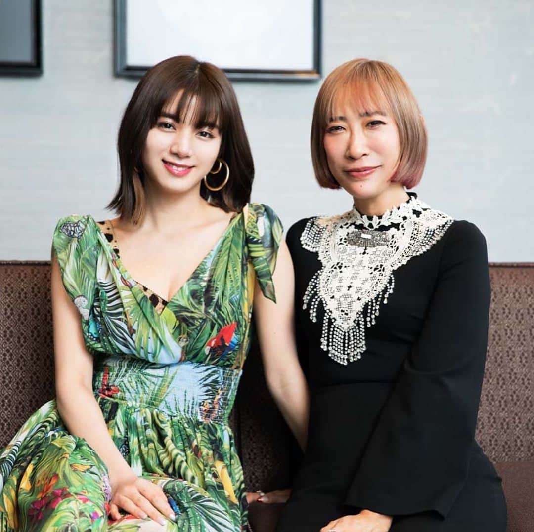 GLAM JAPANのインスタグラム：「【#蜷川実花 監督×#池田エライザ の単独インタビュー】をお届け🎤✨ ・ お互いの好きなところや、蜷川組の撮影現場について、さらに“GLAM（魅力的・幸せ）な瞬間”もうかがいました😊❤️ ・ 詳しくは、プロフィール欄のURLからCheckしてみて下さいね👆 ・ @ninagawamika  @elaiza_ikd  @netflixjp」