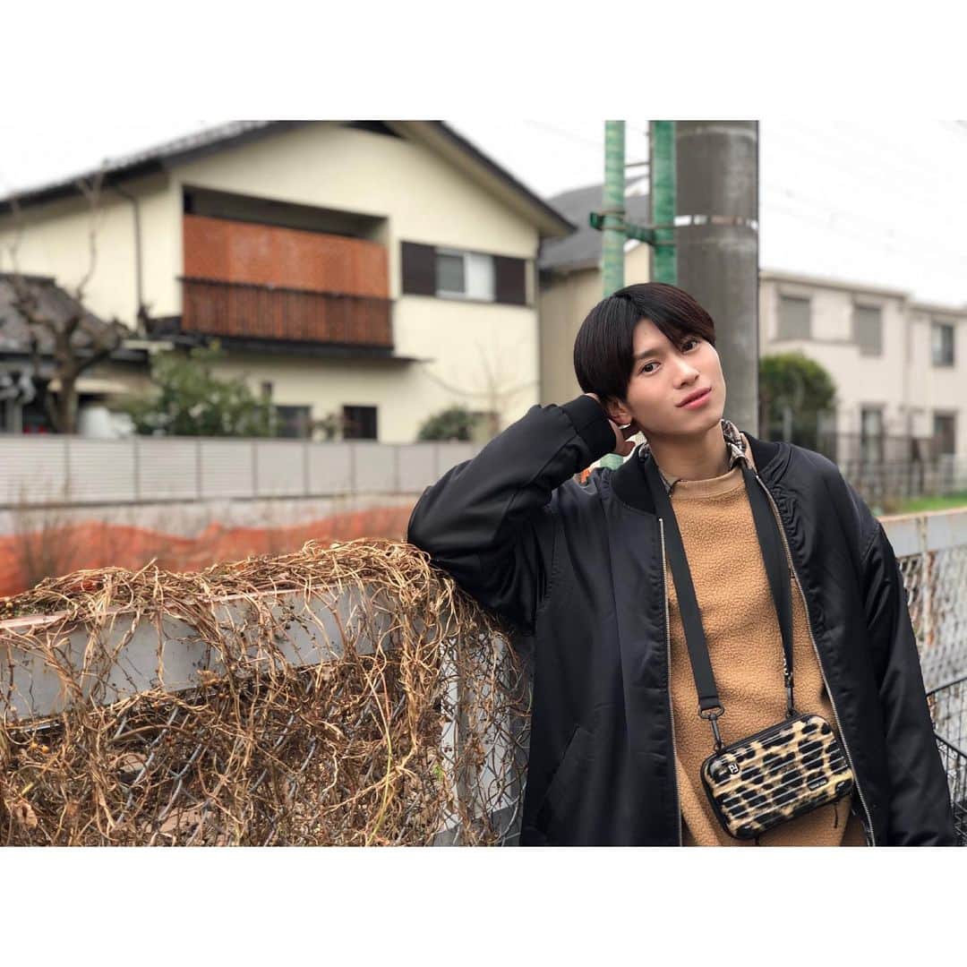 岡田鷹斗のインスタグラム：「夕方の空の景色と電車の音が 心地良い…🚉🌆 ・ ・ ・ Off shot📷✨ #NEVAGIVEUP #夕陽 #電車　#撮影　#イケメン　#ファッション　#韓国ファッション  #岡田鷹斗　#ネバギブ」