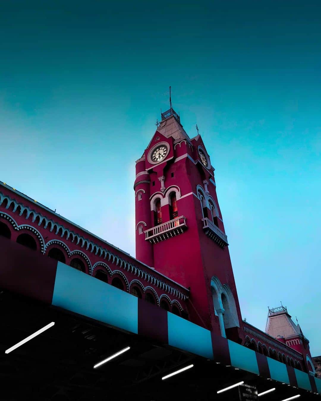 Nikonのインスタグラム：「Chennai Central Railway Station: This place holds untold memories, It has seen awaiting eyes, warm hugs, blooming love, painful goodbyes, expectant job seekers and much more. It's not just a place known for journey but also for the new journey it begins in each one's life. #shotononeplus #chennai #chennaiponnu #chennaidiaries #railway」