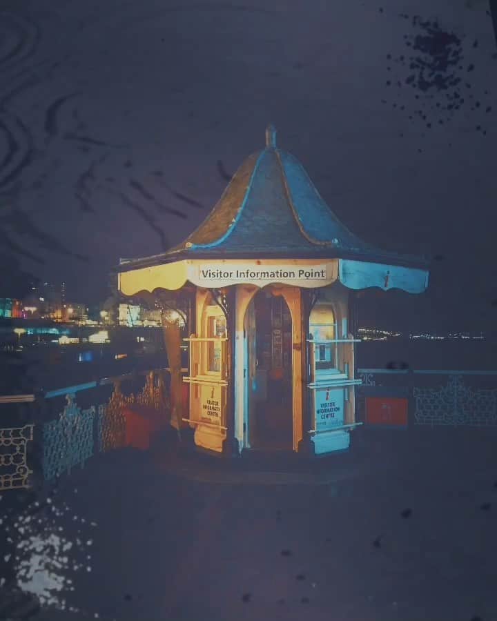 Tea and sittingのインスタグラム：「( sound on ) ...I went on a night time walk in Brighton last night and love how the darkness changes my perspective on so many things 🖤✨ ( more pics in my stories too )」