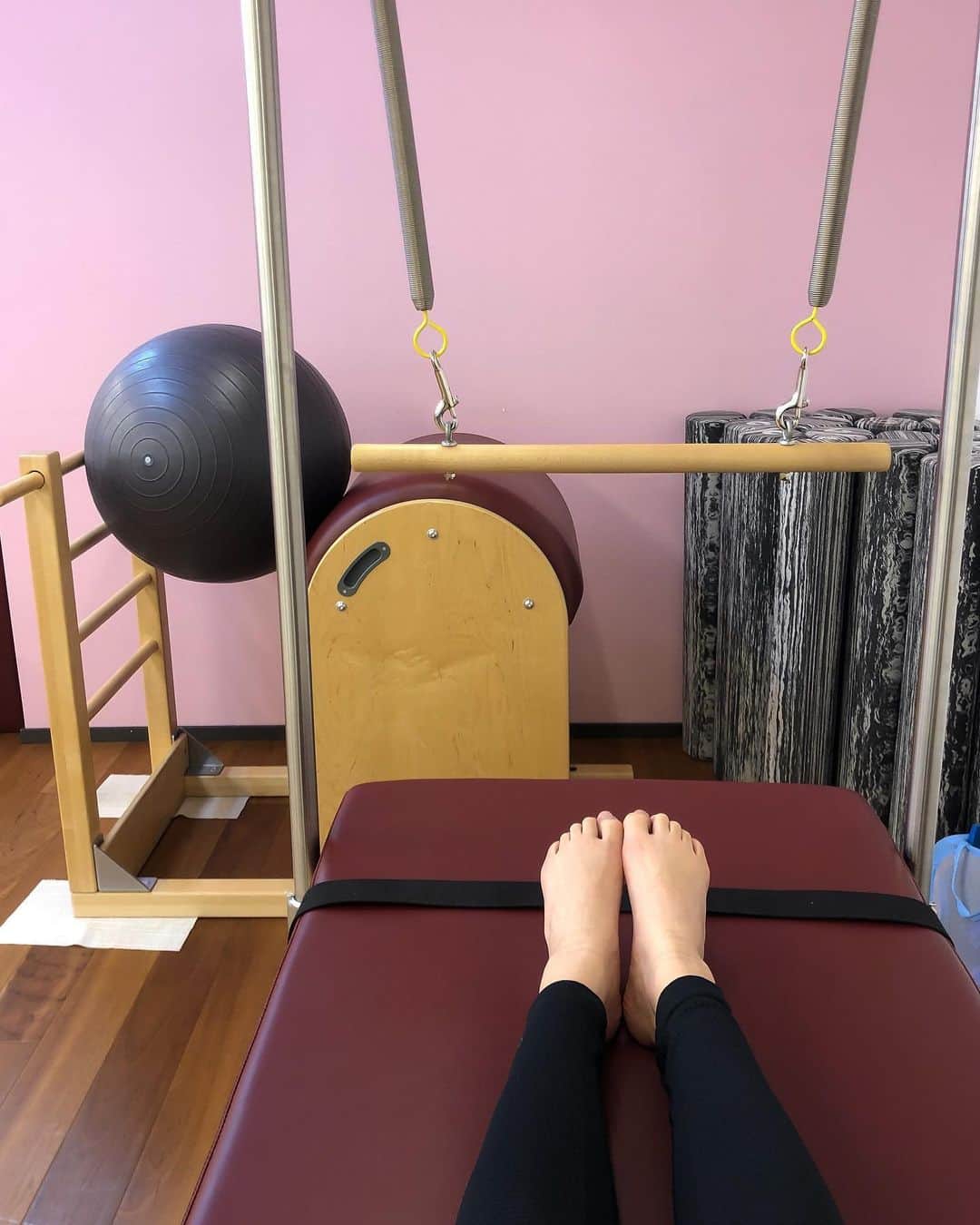 岩崎志保のインスタグラム：「Day after day 🤸🏻‍♀️ #pilates  #身体が喜ぶカラダ作り」