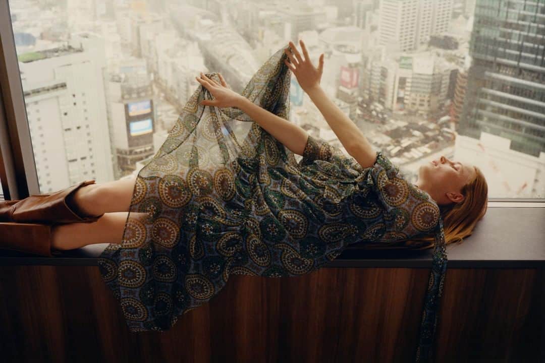 ZARAさんのインスタグラム写真 - (ZARAInstagram)「An expression of the individual freedom to build one’s personality picking garments and accessories from different styles, times and places.  Thank you @riannevanrompaey #zarawoman #zaraedit」2月20日 17時49分 - zara
