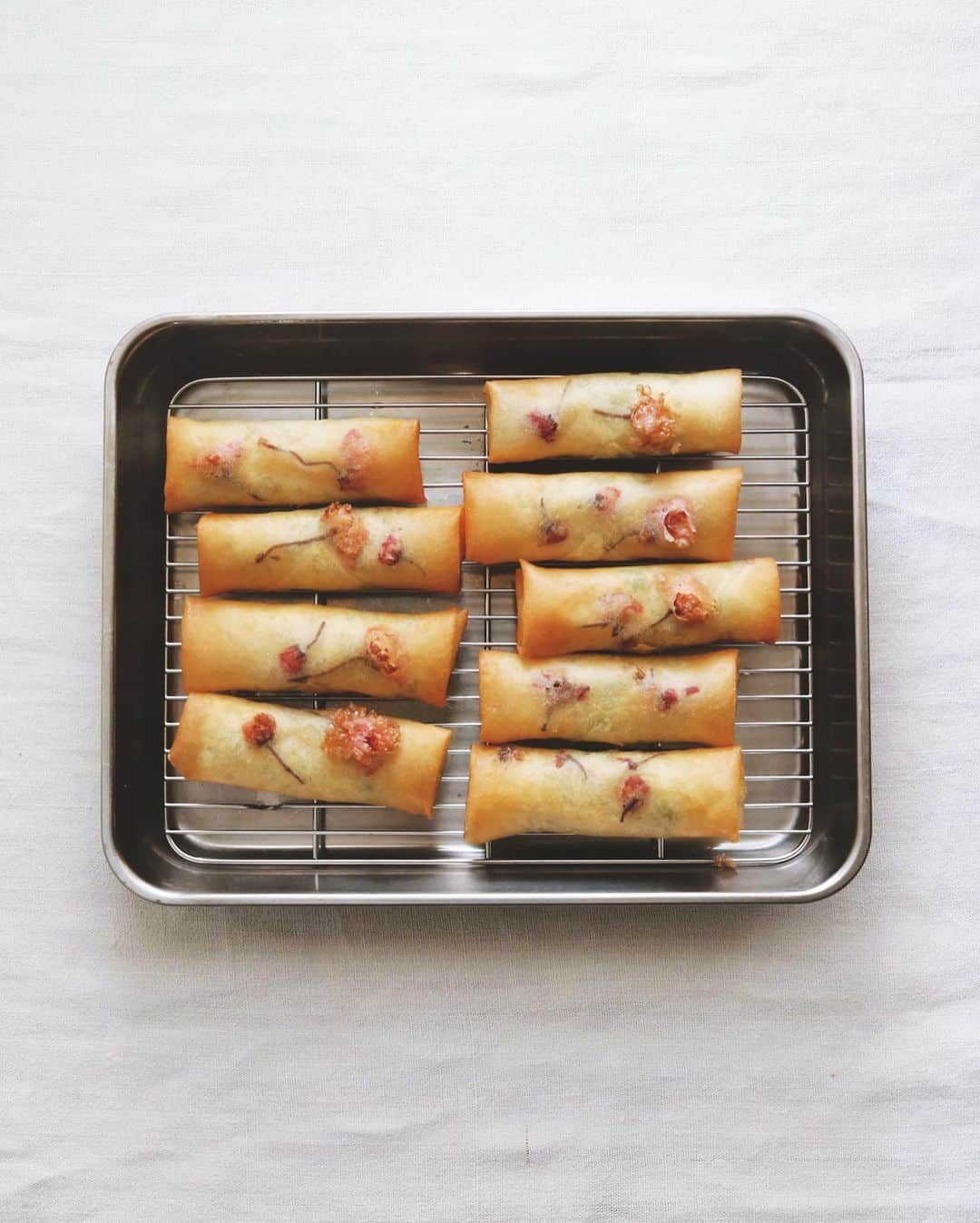 樋口正樹さんのインスタグラム写真 - (樋口正樹Instagram)「Spring rolls 🌸 . お花見のレシピで 好評なメニューの お花見用の春巻き。 桜の花の塩漬けを 皮に挟んでいます。 . 桜の花の塩漬けは 僅かに水分を残し 包むと花が膨れて 皮が破け油もはね、 少し危険ですけど でもこれはこれで おもしろかったり。 揚げるときは注意！ . こちらのレシピは マリクレールスタイルの サイトに載ってます。 . . #桜の春巻き #春巻き #桜の花の塩漬け #お花見用 #揚げ物 #お花見弁当 #お花見レシピ #お花見したい #おうちごはんlover #foodstagram #f52grams #eeeeeats #eater #springroll #springrolls #cherryblossom #🌸」2月20日 17時50分 - higuccini