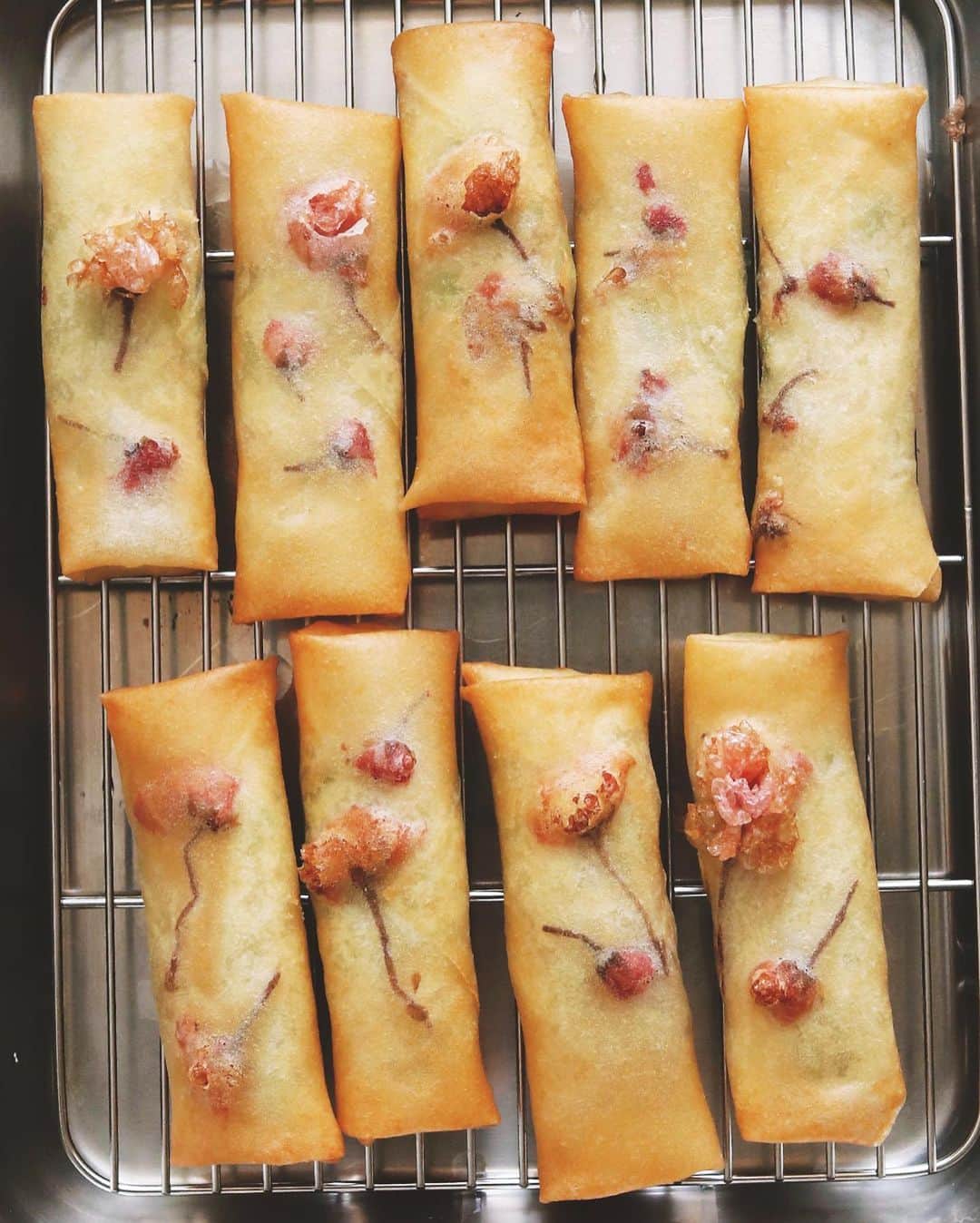 樋口正樹さんのインスタグラム写真 - (樋口正樹Instagram)「Spring rolls 🌸 . お花見のレシピで 好評なメニューの お花見用の春巻き。 桜の花の塩漬けを 皮に挟んでいます。 . 桜の花の塩漬けは 僅かに水分を残し 包むと花が膨れて 皮が破け油もはね、 少し危険ですけど でもこれはこれで おもしろかったり。 揚げるときは注意！ . こちらのレシピは マリクレールスタイルの サイトに載ってます。 . . #桜の春巻き #春巻き #桜の花の塩漬け #お花見用 #揚げ物 #お花見弁当 #お花見レシピ #お花見したい #おうちごはんlover #foodstagram #f52grams #eeeeeats #eater #springroll #springrolls #cherryblossom #🌸」2月20日 17時50分 - higuccini