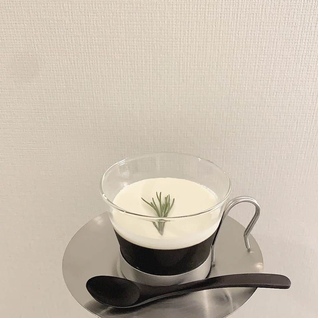 ukapiのインスタグラム：「⠀ ⠀ HAPPY VALENTINE 🍫🌿 ⠀ ⠀ 今年は手作りで作ってみた。 #珈琲ゼリー はびっくりするくらい 簡単でした😛✌️ ⠀ ※手抜きではない。珈琲☕️が好きなだけ🤢 ⠀ #ローズマリー は家で育てたやつ #手作りバレンタイン」