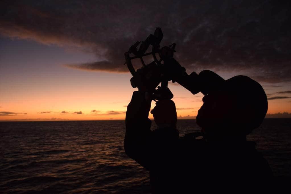 海上自衛隊さんのインスタグラム写真 - (海上自衛隊Instagram)「～天文航法訓練～ 六分儀という機材を使用し、天体を観測することで自艦の位置（緯度・経度）を知ることができます。写真は、日没後に練習艦「しまゆき」で幹部候補生が天文航法訓練をしている様子です。  #海上自衛隊　#JMSDF #練習艦　#君に見せたい景色　#海自はいいぞ」2月20日 18時02分 - jmsdf_pr