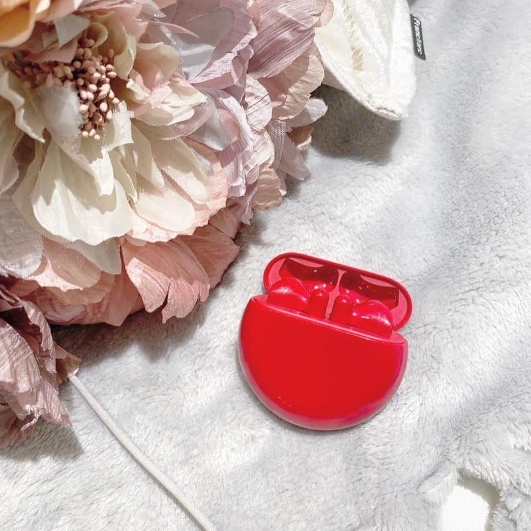 Locariのインスタグラム：「『HUAWEI FreeBuds 3』の新色、レッドエディションが新発売🎧 つやっとした赤が大人っぽくて、アクセサリーみたいなワイヤレスイヤホンです💖 音と装着感が抜群にいいんですが、何より耳に装着すると本当に可愛い✨ 丸くてコンパクトなケースは、ポーチに入れても邪魔にならないですよ。  #HUAWEI #HUAWEIFreeBuds3 #ワイヤレスイヤホン」