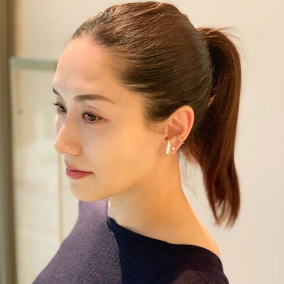 亀恭子のインスタグラム：「目元にほんのり春の予感。 . . . 写真に撮ってみると分かりにくいけれど… 最近、プラム色のアイライナーを愛用中。 . . @celvoke.jp  シュアネス アイライナーペンシル EX03 . . 黒ではなくこのプラムでサッとラインを入れるだけで 目元が柔らかく・女っぽく 仕上がる。 お気に入りの一本❤︎ . . #makeup #eyeliner #plum #celvoke #springhascome」
