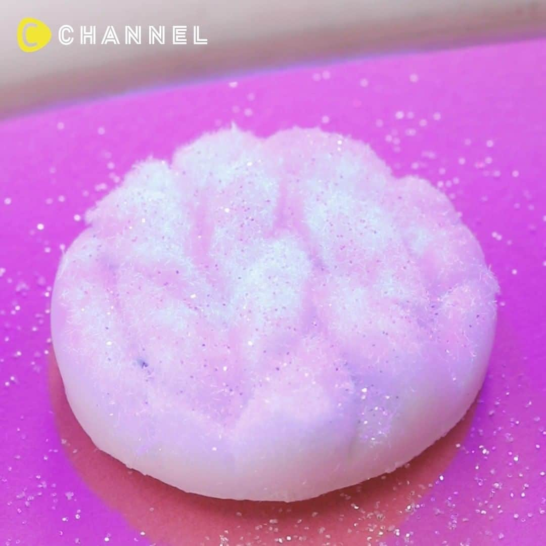 C CHANNEL-Art&Studyのインスタグラム：「DIY Fluffy Knit Snow Earrings❣️ 粘土で作るふわふわニットピアス❣️ . 🎨Follow me👉 @cchannel_artandstudy 🎵 💡Check👉 @cchannel_girls 🎶 📲C CHANNELのアプリもよろしくお願いします💕 . [Things to prepare] ・ Resin clay ・ KIYOHARA LED & UV craft resin coating solution ・ Velvet powder ・ Snow powder ・ Round mold ・ LED & UV light ・ Bond for decoration ・ Hemispherical pearl . 【Steps】 1. Make two pieces of thin clay. 2. Twist the two. 3. Put 5 pieces together. 4. Flatten the clay with a press. 5. Place knit on top. 6. Round with a mold. 7. Apply the LED & UV craft resin coating solution to the molded clay. 8. Apply velvet powder and snow powder. 9. Cure. 10. Attach the bond, put the pearl on and complete. . * If you like, please attach piercing parts and earring parts on the back side. . . 【用意するもの】 ・樹脂粘土 ・KIYOHARA LED&UVクラフトレジンコーティング液 ・ベルベットパウダー ・スノーパウダー ・丸い抜き型 ・LED&UVライト ・デコレーション用ボンド ・半球パール . 【手順】 1. 粘土を細くしたものを2本作る。 2. 2本をねじる。 3. 2を5つつくって、あわせる。 4. 粘土をプレスで平たくする。 5. 3を4の上にのせる。 6. 抜き型で丸く型どる。 7. 型抜きした粘土にLED&UVクラフトレジンコーティング液を塗る。 8. ベルベットパウダーとスノーパウダーをのせる。 9. 硬化させる。 10. ボンドをつけて、パールをのせて完成。 . ※好みで、裏側にピアスパーツやイヤリングパーツをつけてください。 . . #DIY#doityourself#diyideas#crafts#crafting#instacraft#crafter#crafty#handmade#handcrafted#handmadecrafts#handmadeaccessories#ручнаяработа#ideas#resi#Fantastic#incredible#creative #ニット#ニットアクセ#ニットアクセサリー#個性的ピアス#大ぶりピアス#樹脂粘土アクセサリー#ハンドメイド雑貨#樹脂粘土#樹脂黏土#手作課程」