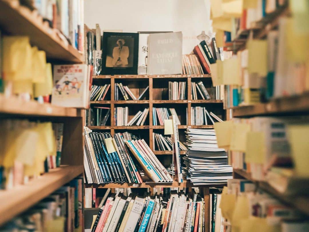 ZERO-CUBE+FUNさんのインスタグラム写真 - (ZERO-CUBE+FUNInstagram)「LIFE LABELマガジン 「好き」を暮らす♪ ﻿. Vol.6は、ネット古書店 「六畳ブック（@rokujyobook）」の 高橋達矢さん・真弓さん夫婦が登場😀📚 . 物心ついたときから本が大好きだったという高橋さん😆 . 「大好きな古書に携わる仕事をしたい！」と 戦前から建つ日本家屋を改装🔄増築し ７年前にネット古書店「六畳ブック」をオープン👏 奥様の真弓さんと名物店長＆副店長の 猫２匹と過ごす日々には、 高橋さんの３つの「好き」が詰まっていました👼 . 記事は @lifelabel_official プロフィールからどうぞ♫ . 🔖「好き」を暮らすとは… 新商品【ZERO-CUBE TOOLS】のコンセプトである 「住む、が一生の趣味になる」にちなんで、 趣味をとことんを追求し心地いい暮らしを送っている さまざまな方のお家を訪問し「好き」が詰まった 暮らしのヒントを教えてもらいます🐰 . . #lifelabel #ライフレーベル #zero_cube #zerocube #ゼロキューブ #ZEROCUBETOOLS #ZERO_CUBE_TOOLS #ゼロキューブツールズ #toolbox #ツールボックス #tools #新商品 #規格住宅 #四角い家 #六畳ブック #古民家くらし #本のある暮らし #ねこのいる暮らし #本棚整理 #古本買取 #古民家 #趣味空間 #暮らしを楽しむ #家づくり #myhome #読書記録 #本好きな人と繋がりたい #店舗デザイン #住宅 #ライフスタイル」2月20日 17時56分 - lifelabel_official