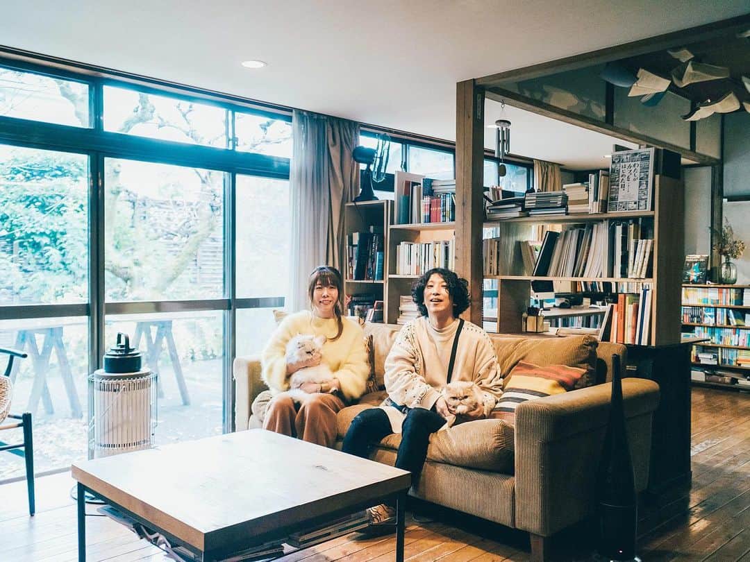 ZERO-CUBE+FUNさんのインスタグラム写真 - (ZERO-CUBE+FUNInstagram)「LIFE LABELマガジン 「好き」を暮らす♪ ﻿. Vol.6は、ネット古書店 「六畳ブック（@rokujyobook）」の 高橋達矢さん・真弓さん夫婦が登場😀📚 . 物心ついたときから本が大好きだったという高橋さん😆 . 「大好きな古書に携わる仕事をしたい！」と 戦前から建つ日本家屋を改装🔄増築し ７年前にネット古書店「六畳ブック」をオープン👏 奥様の真弓さんと名物店長＆副店長の 猫２匹と過ごす日々には、 高橋さんの３つの「好き」が詰まっていました👼 . 記事は @lifelabel_official プロフィールからどうぞ♫ . 🔖「好き」を暮らすとは… 新商品【ZERO-CUBE TOOLS】のコンセプトである 「住む、が一生の趣味になる」にちなんで、 趣味をとことんを追求し心地いい暮らしを送っている さまざまな方のお家を訪問し「好き」が詰まった 暮らしのヒントを教えてもらいます🐰 . . #lifelabel #ライフレーベル #zero_cube #zerocube #ゼロキューブ #ZEROCUBETOOLS #ZERO_CUBE_TOOLS #ゼロキューブツールズ #toolbox #ツールボックス #tools #新商品 #規格住宅 #四角い家 #六畳ブック #古民家くらし #本のある暮らし #ねこのいる暮らし #本棚整理 #古本買取 #古民家 #趣味空間 #暮らしを楽しむ #家づくり #myhome #読書記録 #本好きな人と繋がりたい #店舗デザイン #住宅 #ライフスタイル」2月20日 17時56分 - lifelabel_official