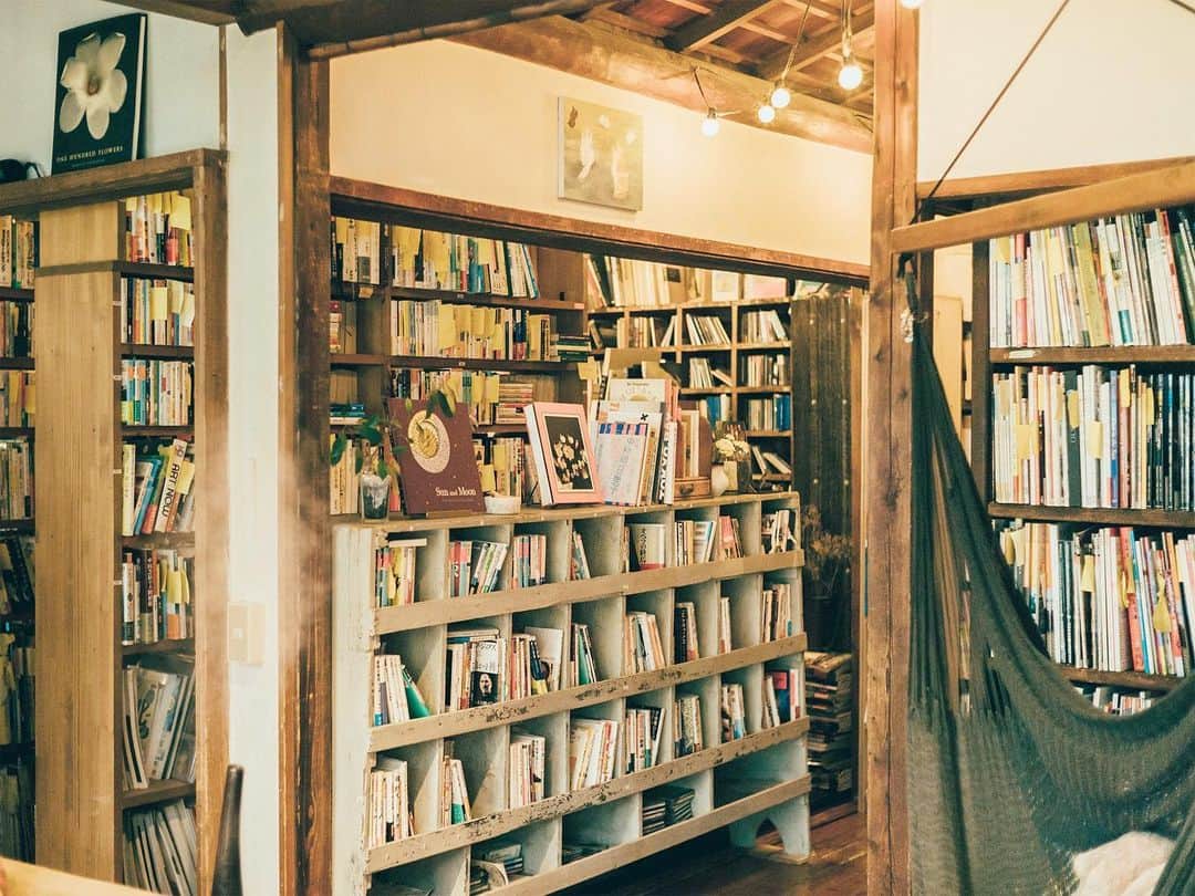 ZERO-CUBE+FUNさんのインスタグラム写真 - (ZERO-CUBE+FUNInstagram)「LIFE LABELマガジン 「好き」を暮らす♪ ﻿. Vol.6は、ネット古書店 「六畳ブック（@rokujyobook）」の 高橋達矢さん・真弓さん夫婦が登場😀📚 . 物心ついたときから本が大好きだったという高橋さん😆 . 「大好きな古書に携わる仕事をしたい！」と 戦前から建つ日本家屋を改装🔄増築し ７年前にネット古書店「六畳ブック」をオープン👏 奥様の真弓さんと名物店長＆副店長の 猫２匹と過ごす日々には、 高橋さんの３つの「好き」が詰まっていました👼 . 記事は @lifelabel_official プロフィールからどうぞ♫ . 🔖「好き」を暮らすとは… 新商品【ZERO-CUBE TOOLS】のコンセプトである 「住む、が一生の趣味になる」にちなんで、 趣味をとことんを追求し心地いい暮らしを送っている さまざまな方のお家を訪問し「好き」が詰まった 暮らしのヒントを教えてもらいます🐰 . . #lifelabel #ライフレーベル #zero_cube #zerocube #ゼロキューブ #ZEROCUBETOOLS #ZERO_CUBE_TOOLS #ゼロキューブツールズ #toolbox #ツールボックス #tools #新商品 #規格住宅 #四角い家 #六畳ブック #古民家くらし #本のある暮らし #ねこのいる暮らし #本棚整理 #古本買取 #古民家 #趣味空間 #暮らしを楽しむ #家づくり #myhome #読書記録 #本好きな人と繋がりたい #店舗デザイン #住宅 #ライフスタイル」2月20日 17時56分 - lifelabel_official