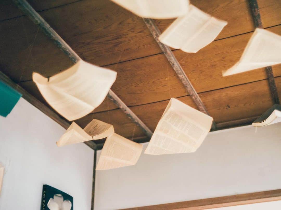 ZERO-CUBE+FUNさんのインスタグラム写真 - (ZERO-CUBE+FUNInstagram)「LIFE LABELマガジン 「好き」を暮らす♪ ﻿. Vol.6は、ネット古書店 「六畳ブック（@rokujyobook）」の 高橋達矢さん・真弓さん夫婦が登場😀📚 . 物心ついたときから本が大好きだったという高橋さん😆 . 「大好きな古書に携わる仕事をしたい！」と 戦前から建つ日本家屋を改装🔄増築し ７年前にネット古書店「六畳ブック」をオープン👏 奥様の真弓さんと名物店長＆副店長の 猫２匹と過ごす日々には、 高橋さんの３つの「好き」が詰まっていました👼 . 記事は @lifelabel_official プロフィールからどうぞ♫ . 🔖「好き」を暮らすとは… 新商品【ZERO-CUBE TOOLS】のコンセプトである 「住む、が一生の趣味になる」にちなんで、 趣味をとことんを追求し心地いい暮らしを送っている さまざまな方のお家を訪問し「好き」が詰まった 暮らしのヒントを教えてもらいます🐰 . . #lifelabel #ライフレーベル #zero_cube #zerocube #ゼロキューブ #ZEROCUBETOOLS #ZERO_CUBE_TOOLS #ゼロキューブツールズ #toolbox #ツールボックス #tools #新商品 #規格住宅 #四角い家 #六畳ブック #古民家くらし #本のある暮らし #ねこのいる暮らし #本棚整理 #古本買取 #古民家 #趣味空間 #暮らしを楽しむ #家づくり #myhome #読書記録 #本好きな人と繋がりたい #店舗デザイン #住宅 #ライフスタイル」2月20日 17時56分 - lifelabel_official