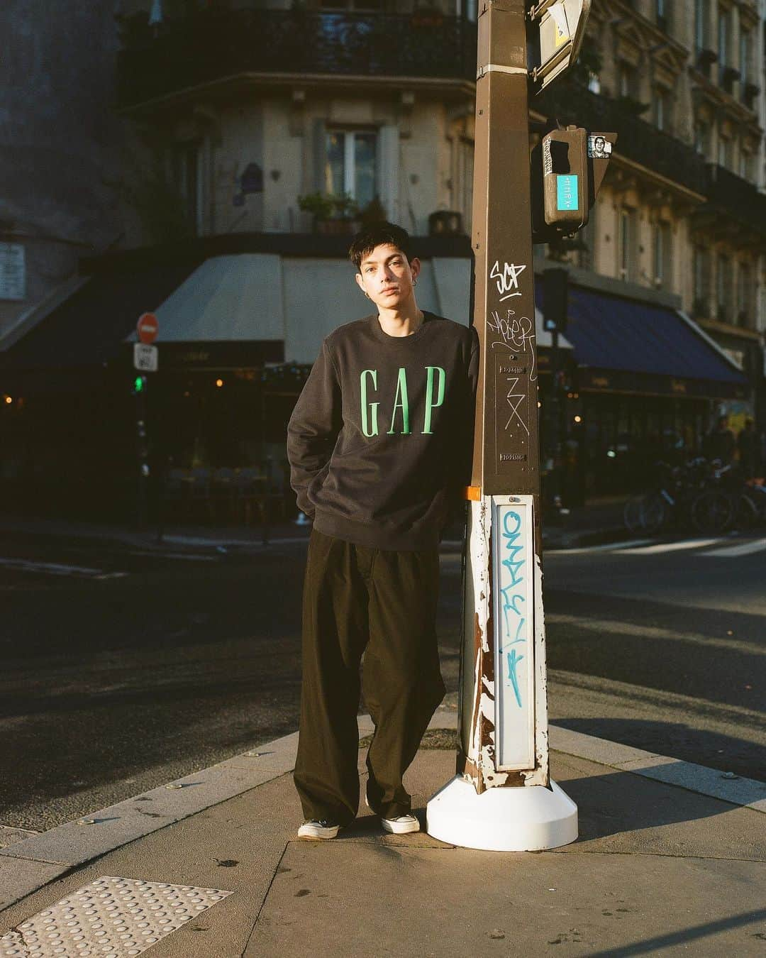 Droptokyoさんのインスタグラム写真 - (DroptokyoInstagram)「PARIS STREET STYLE Name: @claude0417  Top: @gap_jp  #Gap#pr#カーボナイズドスウェット #droptokyo#tokyo#japan#streetscene#streetfashion#streetwear#streetculture#fashion#film#filmphotography  Photography: @kyoheihattori」2月20日 18時02分 - drop_tokyo