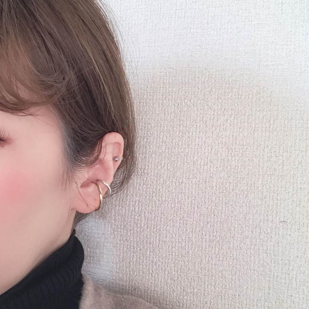 RiLiさんのインスタグラム写真 - (RiLiInstagram)「おしゃれアクセ🧚‍♀️【イヤーカフ】をGETして❣️ ..... 今季は【イヤーカフ】がじわじわ流行中❣️もうみんなはgetしたかな🐣💭まだだよ🤦‍♀️って子は今すぐチェック😉✔️ 華奢でシンプルなデザインが多いからどんなコーデにも合わせやすい🙆‍♀️つけるだけで一気にこなれ感や大人っぽさがupしちゃうよ🥀今の時期はゴールドがオススメ🕯 アップスタイルや耳かけをするときにチラッと見せて、おしゃれ上級者になっちゃおう⚜️💕 ❣ ❣ ❣ ❣ ❣ サイトやSNSで掲載させていただくお写真募集中😘📸 かわいいコーデやアイテム、注目スポットなどが撮れたら、ハッシュタグ→#rili_tokyo  を付けて投稿❗ ． Special Thanks💋 Photo by @_0326h @ginie___92 @_t_r_95 @___haarukaa___ @_y_m_s_t_ @moo___pii @mm_son_ @shiita12 @___shiii7 ． #春 #春コーデ#イヤーカフ #アクセサリー #ファッション小物 #ゴールドアクセ #シルバーアクセ #ブラウンコーデ #ベージュコーデ  #ワントーンコーデ #シンプルコーデ  #カジュアルコーデ #ガーリーコーデ #置き画 #置き画くら部 #今日のコーデ #コーデ #コーディネート #RiLi  #おしゃれさんと繋がりたい #お洒落さんと繋がりたい #ファッション #패션스타그램 #ootd #outfit」2月20日 18時00分 - rili.tokyo