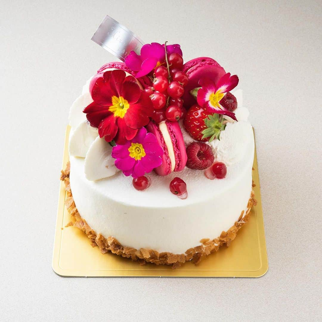 Hanako公式さんのインスタグラム写真 - (Hanako公式Instagram)「大切な人に、花もケーキも贈りたい🍰💐﻿ ﻿ フランスで数々の受賞歴を誇る山本浩泰シェフが、ケーキの美しさで魅了する〈patissier Hiro Yamamoto〉。マカロンやベリーとともに花でデコレートした「ショート・ルージュ4号」など、種類も豊富！﻿ ﻿ 【Hanako_2020年最高のスイーツ特集】﻿ #Hanako #Hanako_magazine #バターサンド #バスクチーズケーキ#固めプリン #かたいプリン #台湾スイーツ #琥珀糖 #エディブルフラワー #スイーツ好き #patissierHiroYamamoto  #篠崎 #両国カフェ  #スイーツ巡り #photoby_YukoMoriyama」2月20日 18時03分 - hanako_magazine