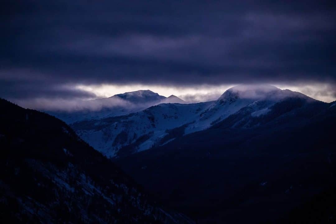 National Geographic Travelさんのインスタグラム写真 - (National Geographic TravelInstagram)「Photo by @Sofia_Jaramillo5 | Clouds loom over Independence Pass at sunrise in Aspen, Colorado. The pass is the highest paved pass in North America and goes over the Continental Divide. A drive along it offers access to a variety of outdoor activities, such as hiking and biking.  For more photos from the intermountain West follow @sofia_jaramillo5. #winterwonderland  #mountainpeak #chasingsunrise」2月20日 18時08分 - natgeotravel