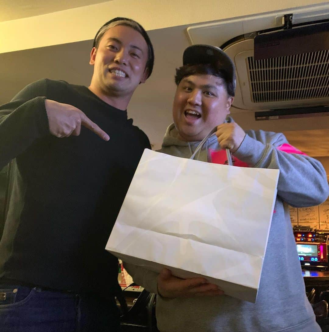 池田真一のインスタグラム：「先日、新日本プロレスのオカダ・カズチカさんから結婚祝いで能作の錫でできたお皿とタンブラー頂きました！ めちゃくちゃ嬉しい😭 そしてお祝いがオシャレすぎる😭 毎日これで無駄に水飲んでサラダ食べてます！ オカダさん本当にありがとうございます！ 3.8タンブラーとお皿持って応援行きます！」