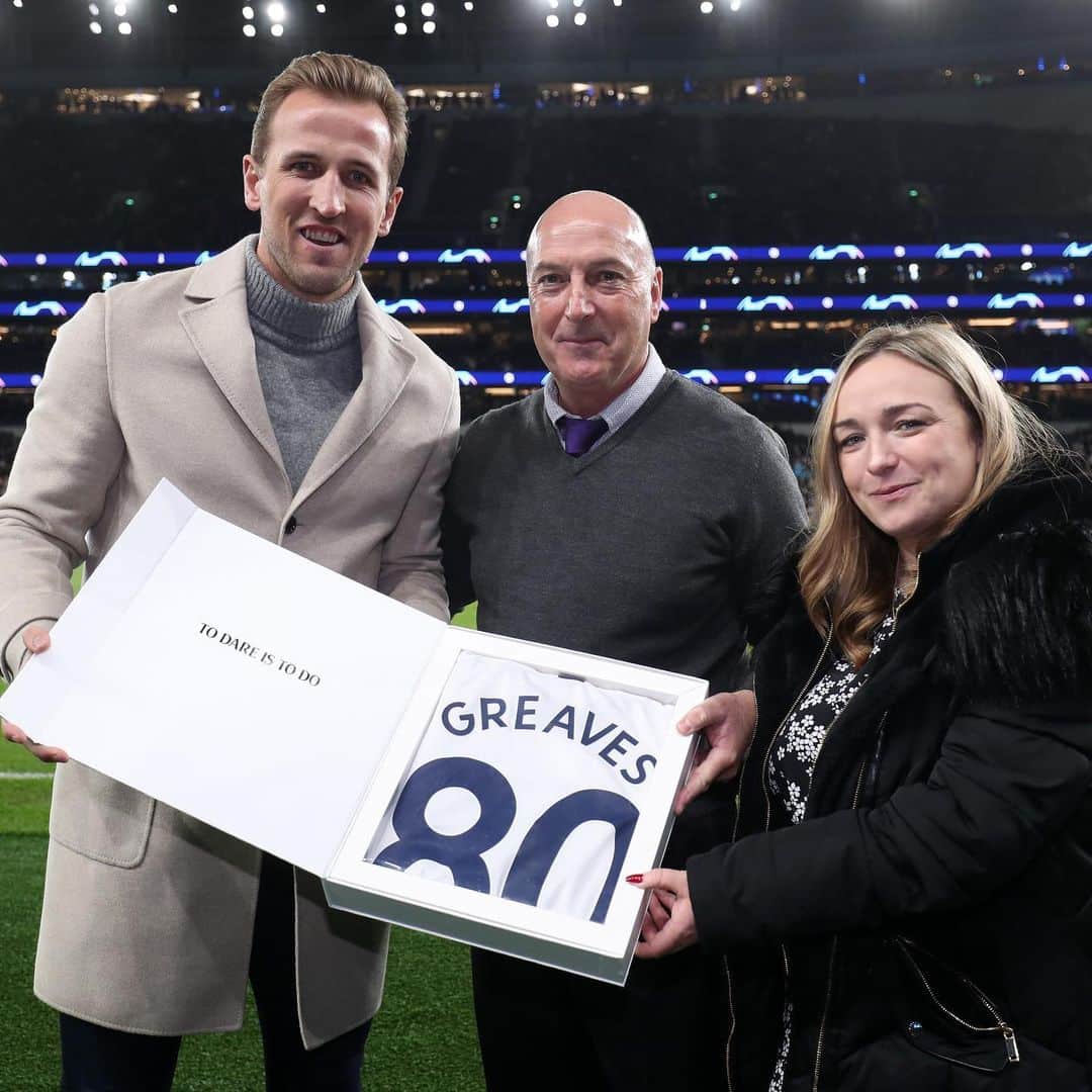 ハリー・ケインのインスタグラム：「Happy birthday to Jimmy Greaves! An honour to have presented his granddaughter and son with a gift at the game last night. Not the result we wanted but it’s only half time. #COYS」