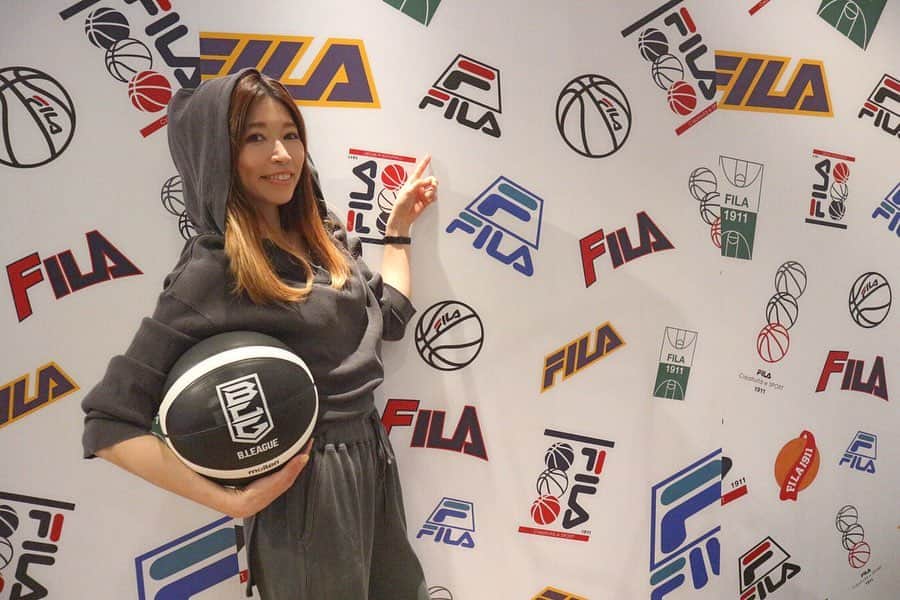 RENA のインスタグラム：「FILAのバスケットボールラインが日本でもこれから本格的に指導するという事で、2020 FALL LAUNCHに行ってきました🏀 ． 以前は仕事柄、今は家族柄バスケと切ってもきれない縁なので色々と見応えあって楽しかった✨ ． そして大野さんは元気でした😆❣️ ありがとうございました✨ ． バスケやダンスに使えそうなオシャレなアイテムがたくさん🏀 ． リリース楽しみ❤︎ ． バッシュとかも再発の復刻版とか豊富にリリースされるのでぜひ店頭やwebでチェックしてね❤︎ ． ． ． #filabasketball #fila #basketball #harsjuku #launch #reception #フィラ #バスケットボール #展示会 #ファッション #原宿 #スポーツ女子」