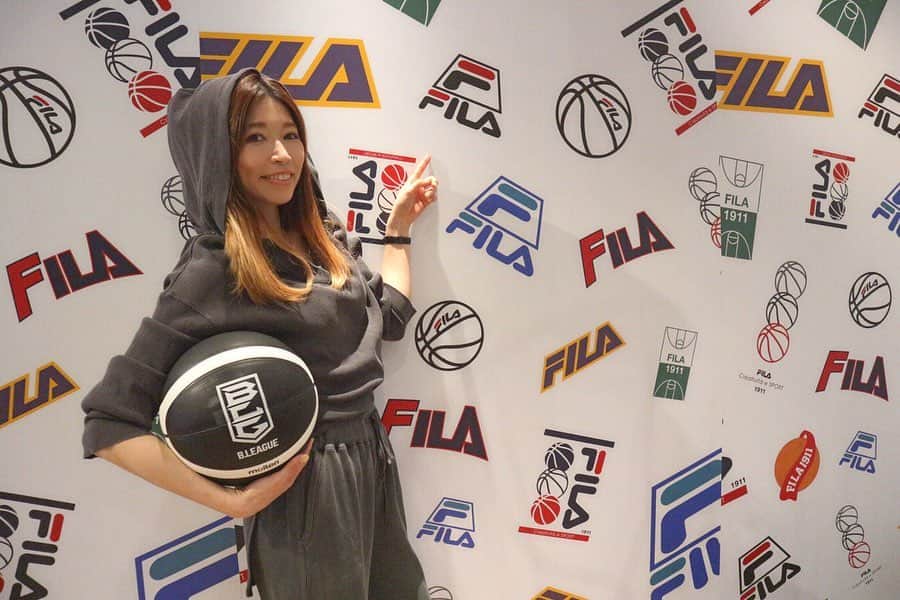 RENA さんのインスタグラム写真 - (RENA Instagram)「FILAのバスケットボールラインが日本でもこれから本格的に指導するという事で、2020 FALL LAUNCHに行ってきました🏀 ． 以前は仕事柄、今は家族柄バスケと切ってもきれない縁なので色々と見応えあって楽しかった✨ ． そして大野さんは元気でした😆❣️ ありがとうございました✨ ． バスケやダンスに使えそうなオシャレなアイテムがたくさん🏀 ． リリース楽しみ❤︎ ． バッシュとかも再発の復刻版とか豊富にリリースされるのでぜひ店頭やwebでチェックしてね❤︎ ． ． ． #filabasketball #fila #basketball #harsjuku #launch #reception #フィラ #バスケットボール #展示会 #ファッション #原宿 #スポーツ女子」2月20日 18時22分 - rena_flare