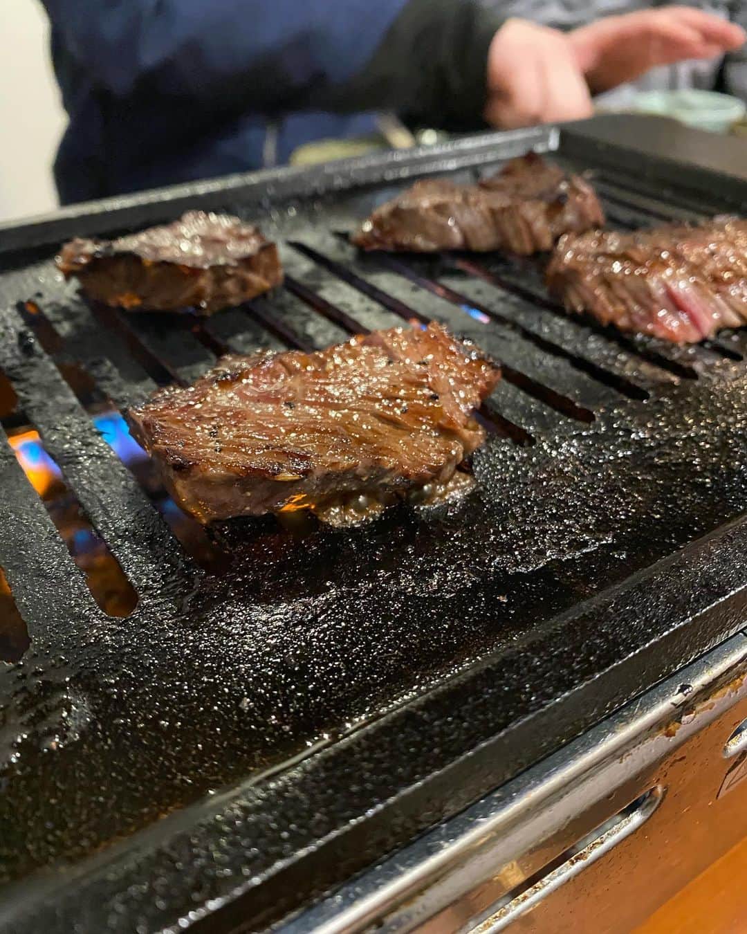 ニッチロー'さんのインスタグラム写真 - (ニッチロー'Instagram)「昨日は地元の飯田市で『焼肉研究会』に参加🥩  焼肉研究会の皆さんは7年に渡り飯田の焼肉屋を一軒一軒回って、食べるだけではなく、タレの味やおすすめの肉、内装、ロースターなどの細かい情報を収集しています。  今回はヤキニクコキンギョさん！  ダクトが可愛い！  貴重な千代幻豚のザカリは牛のサガリ以上の旨味がある！  3時間、焼肉を食べながら焼肉の話ししかしないという最高の時間でした！  流石日本一の焼肉の街！  #焼肉 #飯田焼肉 #焼肉研究会 #ヤキニクコキンギョ  #長野県飯田市 #飯田市 #飯田市グルメ #日本一の焼肉の街 #飯田焼肉大使 #焼肉大使 #ニッチロー' #ニックロー #ニッチ飯 #yakiniku  #yakinikucity  #iidacity」2月20日 18時26分 - nicchiro5.1