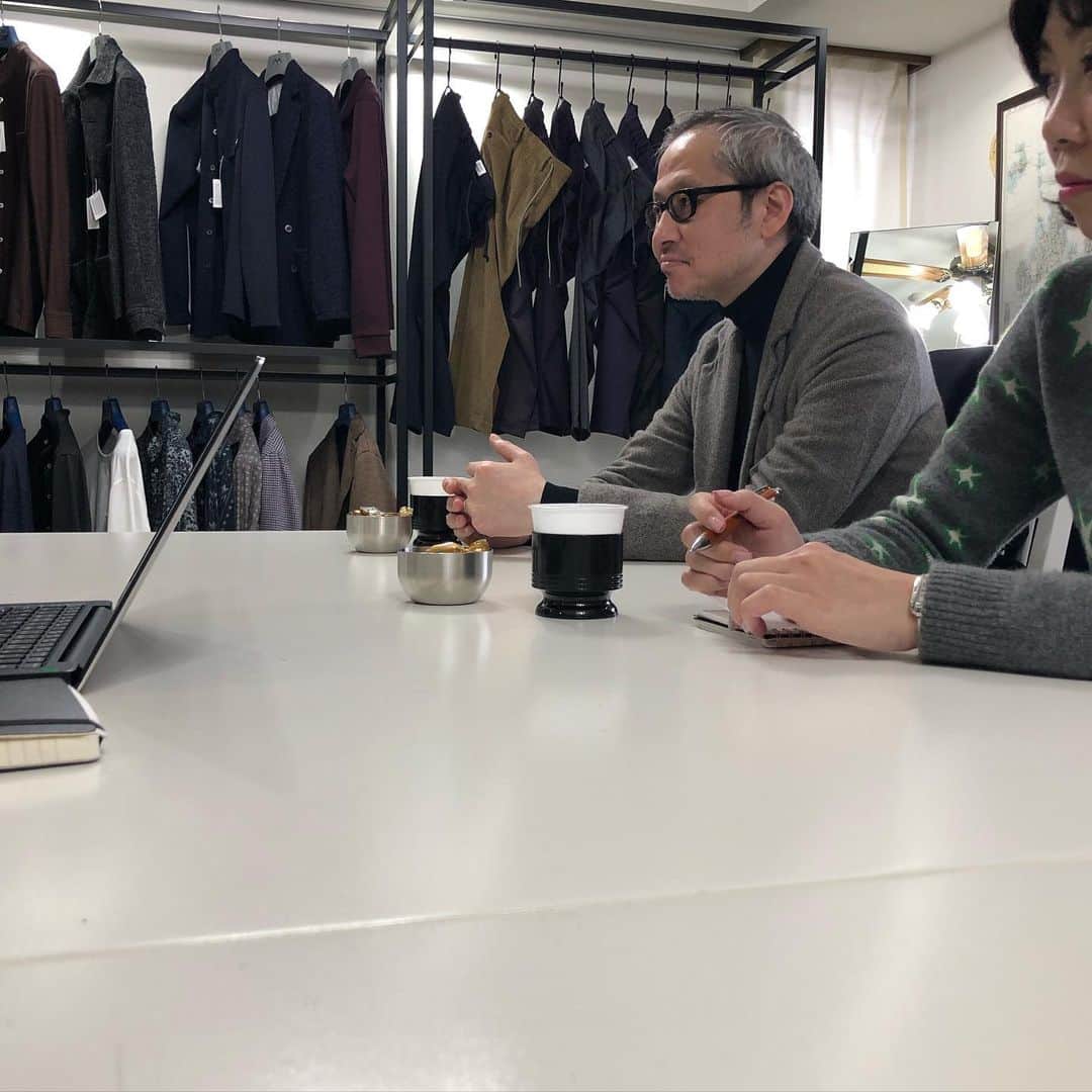 のインスタグラム：「.com 🇺🇸: Customers in the Tokyo showroom to buy new FW20/21. - - - 🇮🇹: Clienti nello showroom di Tokyo per acquistare la collezione AI20/21. - @mariomuscariello_brand  @capri_shirt」