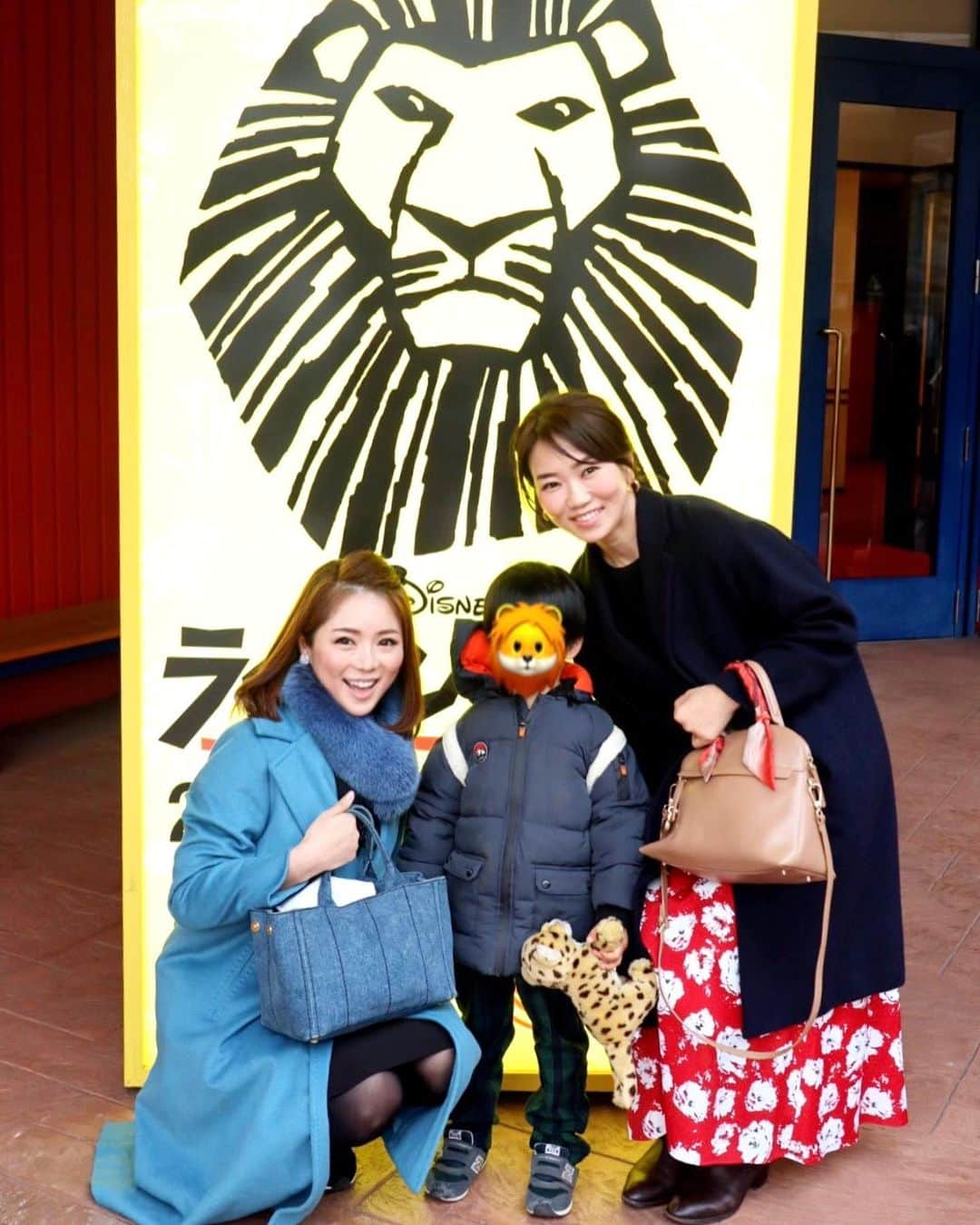 近藤英恵さんのインスタグラム写真 - (近藤英恵Instagram)「甥っ子の初めてのミュージカル🦁妹と甥っ子とライオンキングを観てきました✨お行儀良く集中して観ている横顔に偉いなあと伯母はキュンキュン🥺💓楽しんでくれたようで、観劇後は劇場を四つん這いで移動してた😂 #ライオンキング #🦁#初ミュージカル#甥っ子#甥っ子グラム#甥っ子可愛すぎ#🕶#こだわり#fashion#ハクナマタタ#なーんつぃごんにゃー#心配ないさー#ミュージカルっていいね #💓#ヤングシンバ可愛すぎ」2月20日 18時29分 - hanachan93