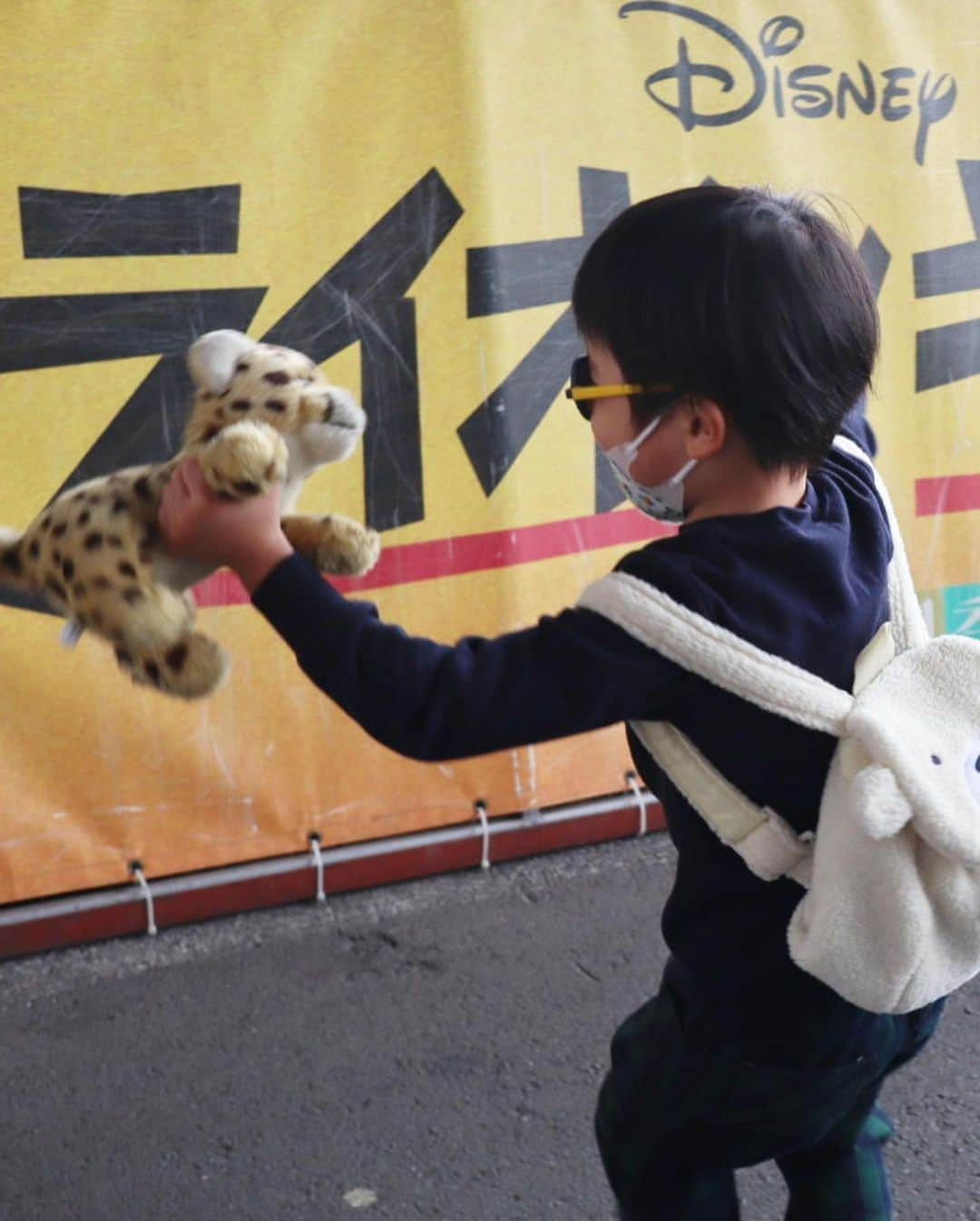 近藤英恵さんのインスタグラム写真 - (近藤英恵Instagram)「甥っ子の初めてのミュージカル🦁妹と甥っ子とライオンキングを観てきました✨お行儀良く集中して観ている横顔に偉いなあと伯母はキュンキュン🥺💓楽しんでくれたようで、観劇後は劇場を四つん這いで移動してた😂 #ライオンキング #🦁#初ミュージカル#甥っ子#甥っ子グラム#甥っ子可愛すぎ#🕶#こだわり#fashion#ハクナマタタ#なーんつぃごんにゃー#心配ないさー#ミュージカルっていいね #💓#ヤングシンバ可愛すぎ」2月20日 18時29分 - hanachan93