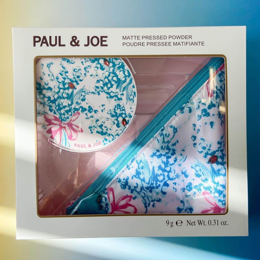 VOCE編集部さんのインスタグラム写真 - (VOCE編集部Instagram)「☀️夏新色速報☀️ #ポールアンドジョー の夏新色を【スウォッチ付き】でお届けします😍😍﻿ ﻿ 5/1に発売となるのはポール&ジョーのサマーコレクション。今回は、フランス語でひだまりを意味する【Le coin ensoleille】がテーマ✨ネコとのんびりひなたぼっこをしているような初夏の光景を思わせるアイテムが並びます💛可愛すぎるデザインにも注目！！﻿ ﻿ 🐈ポール & ジョー スパークリング アイカラー リミテッド﻿ 限定5種 各￥3000﻿ ﻿ きらめく印象的な目元をつくる「スパークリング アイカラー」から2色入りの限定カラーが登場です！ひなたぼっこをしながらウトウトしているようなネコの愛らしいデザインにキュンキュン……♡オイルゲルベースで、濡れたようなツヤと淡くやわらかい発色が調和した仕上がりに♪﻿ ﻿ 🐈ポール & ジョー リップスティック L﻿ 限定3色 各￥3000﻿ ﻿ 登場するたびに大人気の幻の猫リップが3年ぶりに限定発売に♡みずみずしくツヤ感のある派手色とピュアなリップベースがひとつになっていて、可愛さだけでなく機能性も併せ持ったリップスティックなんです♪﻿ ﻿ 🐈ポール & ジョー マット プレストパウダー﻿ 限定1種 SPF25/PA++ ￥5000﻿ ﻿ 手軽にUVカットができて、心地よいサラサラマット肌が続く限定プレストパウダーです！キュートなパッケージとネコが刻印されたプレストパウダー、さらにお揃いのデザインのポーチがセットになっているので持ち歩くのも気分が上がります♡﻿ ﻿ 🐈ポール & ジョー メイクアップ ミラー﻿ 限定1種 ￥2500﻿ ﻿ 可愛すぎるスタンディングタイプのネコミラー♡顔全体もチェックしやすい大きさで、使い勝手も抜群！メイクの時間がより一層楽しくなりそうですね﻿！ ﻿ 全て4/17より予約受付開始だそうです🙆﻿ ﻿ （インスタ担当R）﻿ －－－－－－－－－－－－－－－－－－－－⠀﻿ VOCEのinstagramでは新作コスメ情報やメイクテク、撮影舞台裏を毎日お届け！⠀﻿ ぜひフォロー&チェックして！！⠀﻿ 👉@vocemagazine﻿ ﻿ #voce #voceおすすめ #vocemagazine #ヴォーチェ #新作コスメ #コスメ #コスメマニア #コスメ好きさんと繋がりたい #VOCEおすすめコスメ #コスメ好きな人と繋がりたい #おすすめコスメ #コスメ紹介 #コスメレポ #コスメ部 #夏新作 #夏コスメ #夏コスメ2020  #ポールジョー #ポールアンドジョーリップ #ネコ部 #パケ買いコスメ #リップスティック #アイシャドウ #単色アイシャドウ #猫コスメ #猫雑貨 #猫モチーフ #デパコス #paulandjoe」2月20日 18時31分 - vocemagazine
