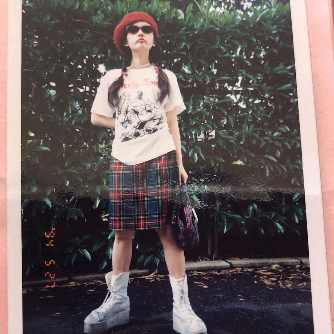 千秋さんのインスタグラム写真 - (千秋Instagram)「1994年。 26年前か。 また私服。 パンクTシャツ着て汚い厚底スニーカー履いて、いきってますね。この頃、厚底スニーカー流行ってたなあ。  #倉庫片付けてたら昔の写真出てきたシリーズ 29 #サークルジャークス #circlejerks #pierrecardin #agnesb #viviennewestwood #文化屋雑貨店 #苺好きに生まれたからには🍓 #パンクtシャツ #ロックTシャツ #90s #90年代 #90sfashion #90年代ファッション #古着 #古着好き #古着コーデ #古着ファッション #古着女子 #古着mix #古着千秋 #古着」2月20日 18時32分 - chiaki77777