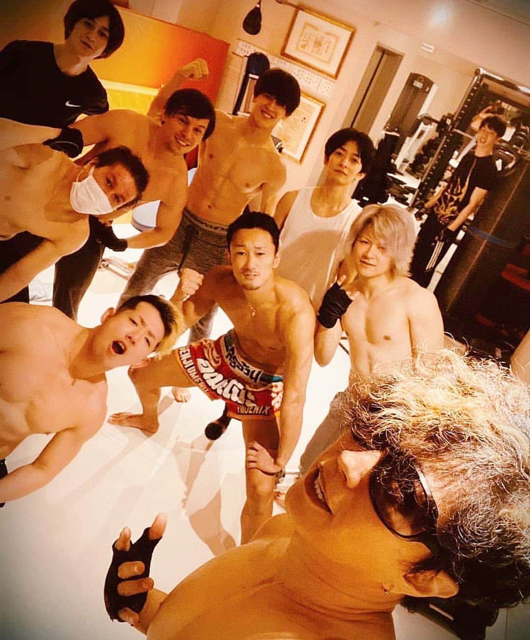 梅野源治のインスタグラム：「本当に身体が痛い。。 でも、変態が集まると最高♪ #いつも感謝です  #Repost @gackt  ツアーの合間も仲間とトレーニング。 みんなきっついのが好きな変態。  GACKT 20th ANNIVERSARY LIVE TOUR 2020「KHAOS」  イープラス https://eplus.jp/gackt/ ローチケ https://l-tike.com/search/?keyword=GACKT チケットぴあ https://t.pia.jp/pia/search_all.do?kw=GACKT ---- Working out with my brothers on tour. They all like it hard, perverts.  Original Post @GACKT  @genji_umeno @kojisaikawa @hikaru.reno @travismesick @tkc_drums @daichi_mtd @mitsu_en_vaz @rudyskyi #GACKT #KHAOS #20周年#ANNIVERSARY」