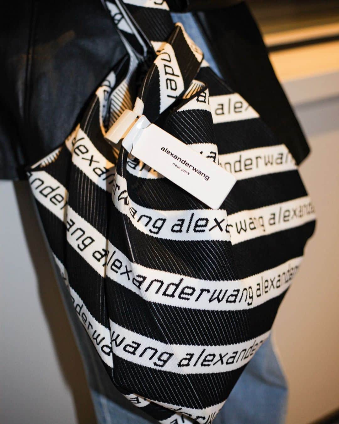 Fashionsnap.comさんのインスタグラム写真 - (Fashionsnap.comInstagram)「【#スナップ_fs】 Name Sarina  Jacket #used Knitwear #MM6 Pants #KIMHEKIM Bag #alexanderwang Necklace #Tiffany Bracelet #STUDIOAPARTMENT  #fashionsnap #fashionsnap_women」2月20日 18時39分 - fashionsnapcom