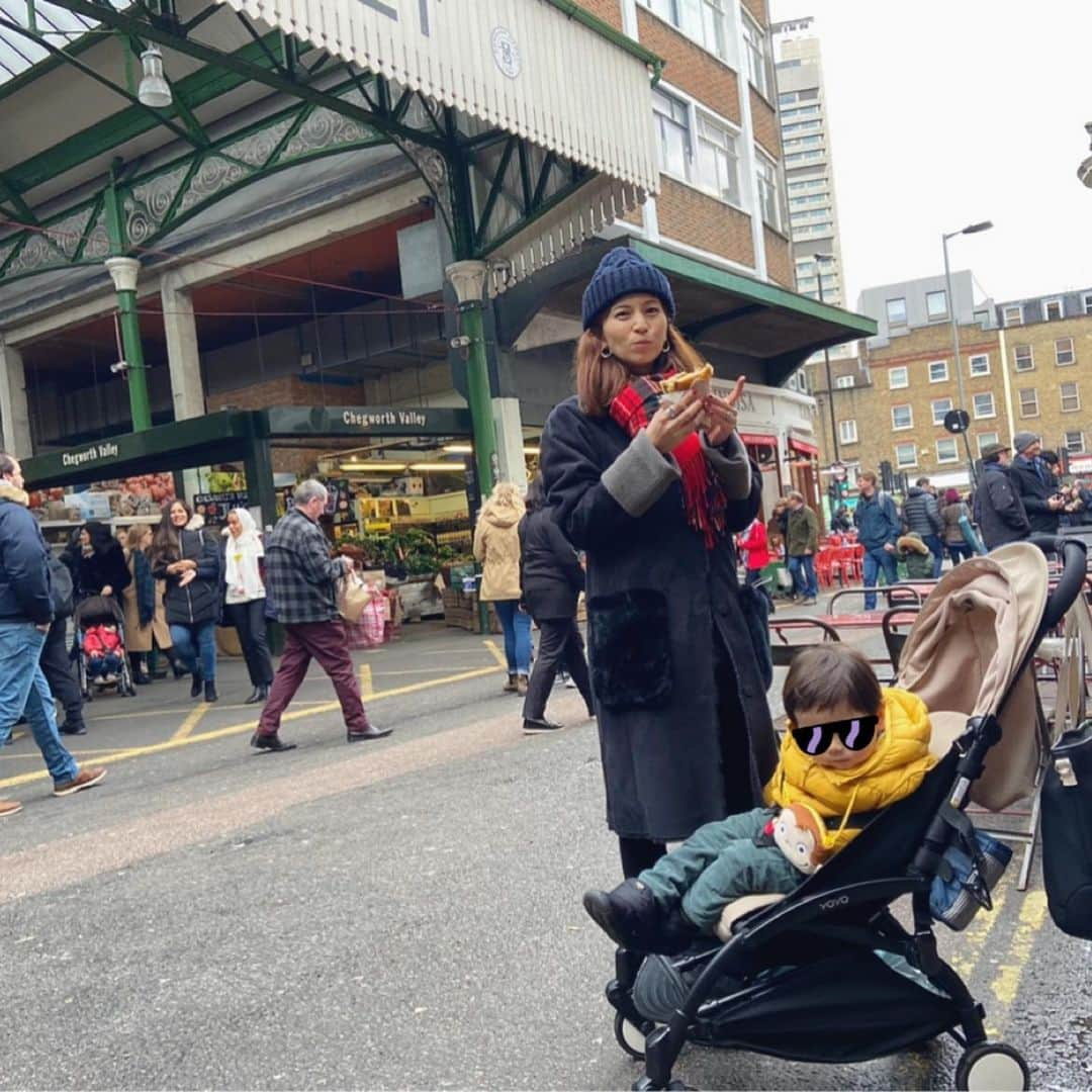 安田美沙子さんのインスタグラム写真 - (安田美沙子Instagram)「ロンドン旅。 時差ボケもあって、朝から行動。朝陽に照らされるパパと息子✨リバティの近くでモーニング☕️ . . . BREAD AHEAD。ここは美味しくて、2回も行っちゃいました❤️朝はドーナツ沢山あったのに、違う日の夕方行ったら最後の２つだった！ 重そうに見えて、クリームも生地も軽い！！ぺろり！ . . . バラマーケットにもBREAD AHEADがあった！ フィッシュ&チップスは人気でメニューもあり過ぎて良くわからなかったけど。笑　1番ベーシックなのを家族で分けました🐟 息子もフィッシュを気に入り、沢山食べた😍もう食べたいな。。 日本で買えないかな。。 . . あとは、行列に引っ張られて並んだチーズサンド🧀 １つずつ目の前で焼いてくれる。 チーズ好きにはたまりませんでした。 あとは、美味しいオリーブオイルを買ったくらいでなんだかお腹いっぱい。また行きた〜い！！ 次は買ったもの、載せますね❤️ . . . #instagood #london #travel #breadahead #breadaheadbakery  #fishandchips #boroughmarket #cheesesand #あげもの大好き #粉物大好き #乳製品大好き」2月20日 18時42分 - yasuda_misako