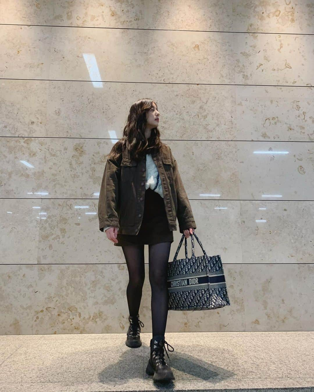 新木優子さんのインスタグラム写真 - (新木優子Instagram)「私服 denim jacket : @sly_official  denim skirt : @sly_official  knit : @snidel_official  shoes : @staccatojapan  bag : @dior」2月20日 18時54分 - yuuuuukko_