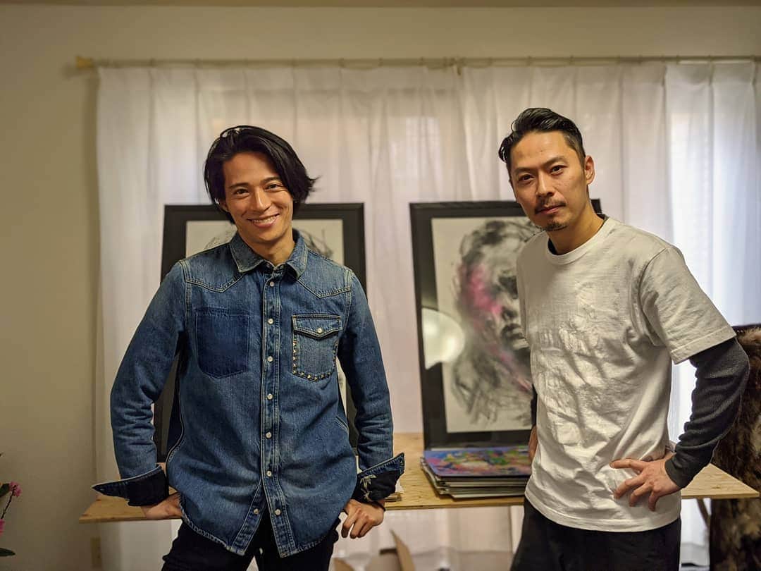のインスタグラム：「ビジネスでも戦友になれるように。 坂東さんと久保さん会社が結構ご近所さん。 #家具サブスク　#家具　#サブスクリプション #インテリア  #アート　#art」